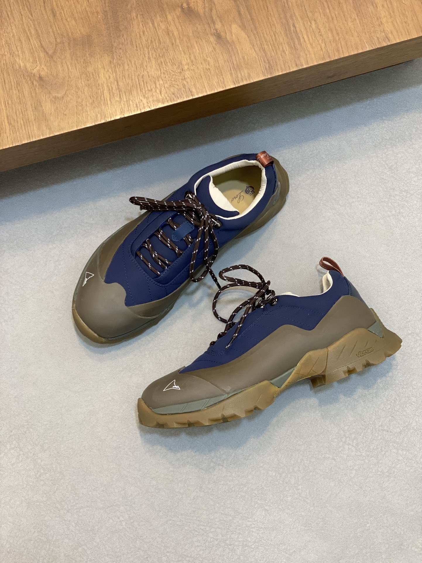 Loro Piana's new Katharina trainer Para los entusiastas de las actividades al aire libre que buscan 