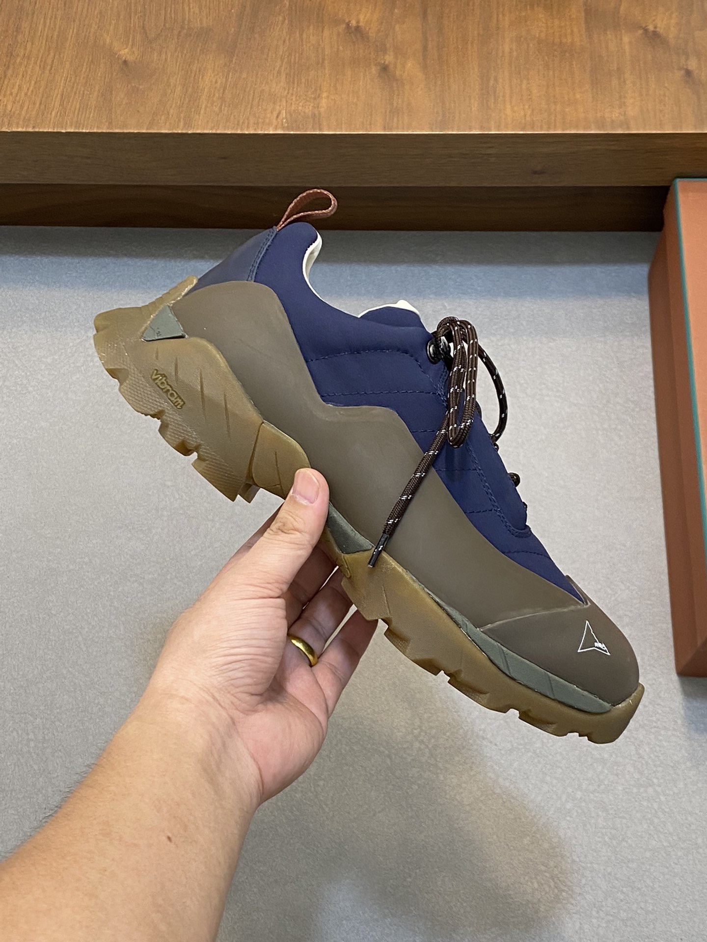Loro Piana's new Katharina trainer Para los entusiastas de las actividades al aire libre que buscan 