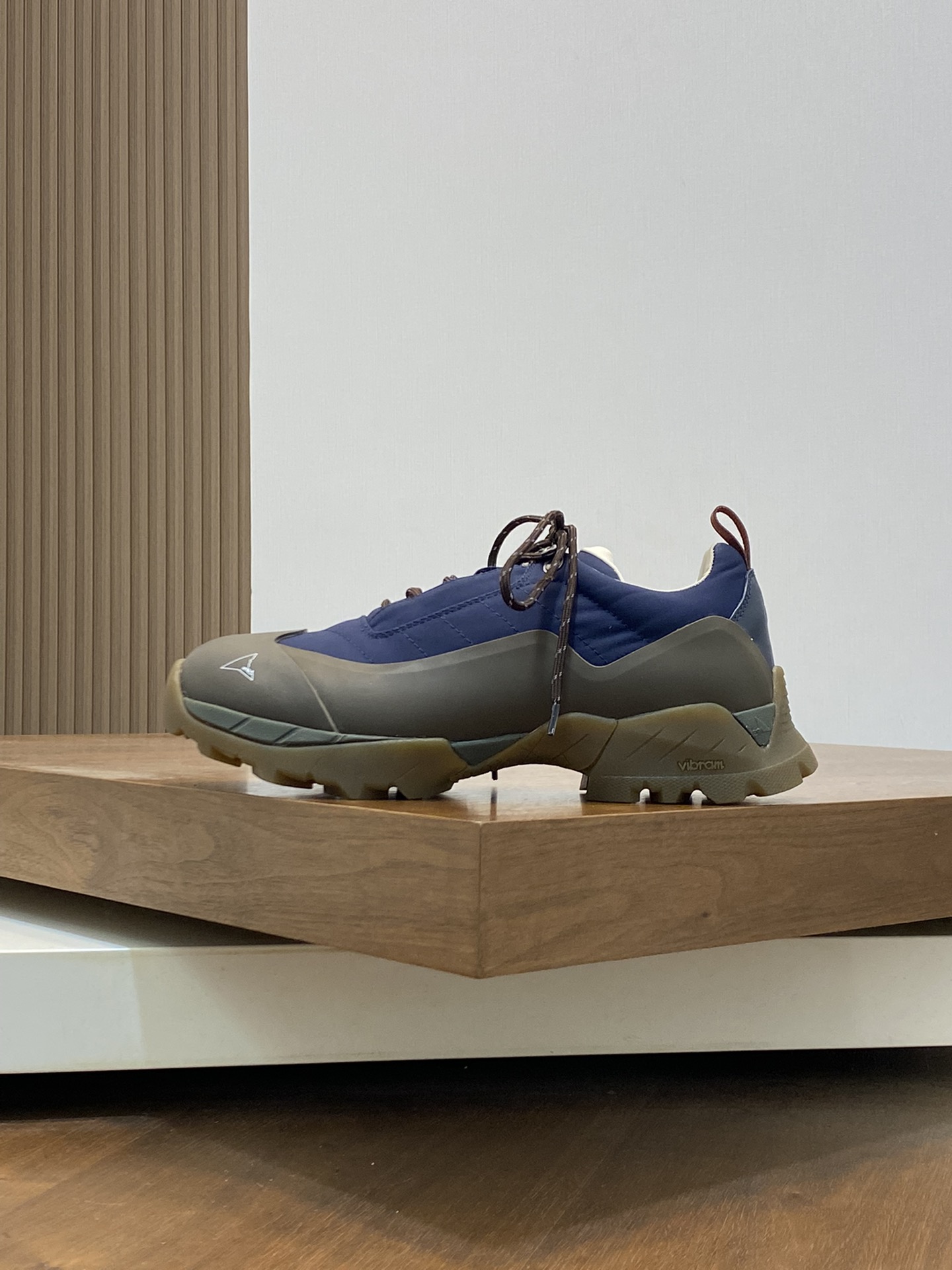 Loro Piana's new Katharina trainer Para los entusiastas de las actividades al aire libre que buscan 