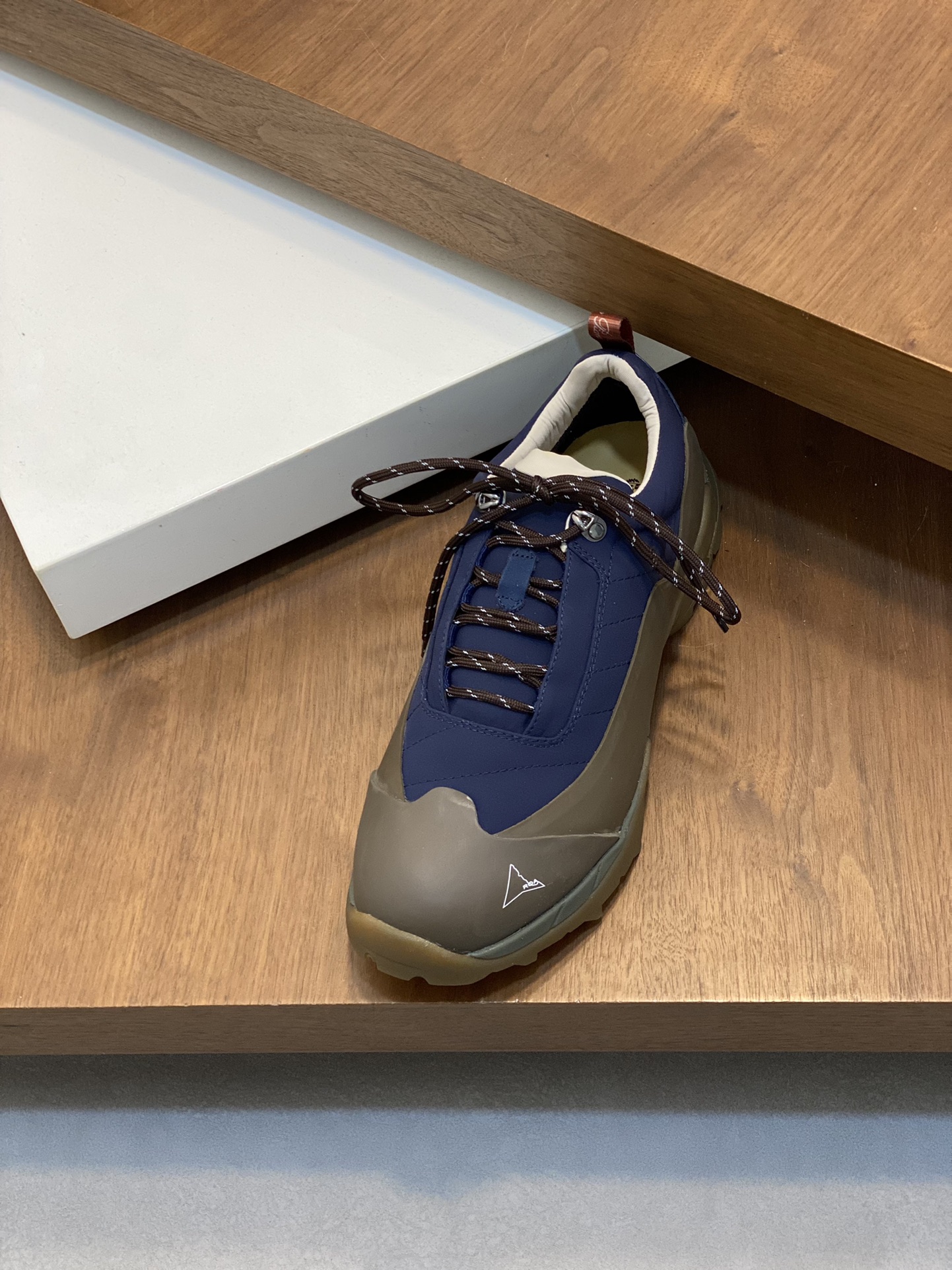 Loro Piana's new Katharina trainer Para los entusiastas de las actividades al aire libre que buscan 