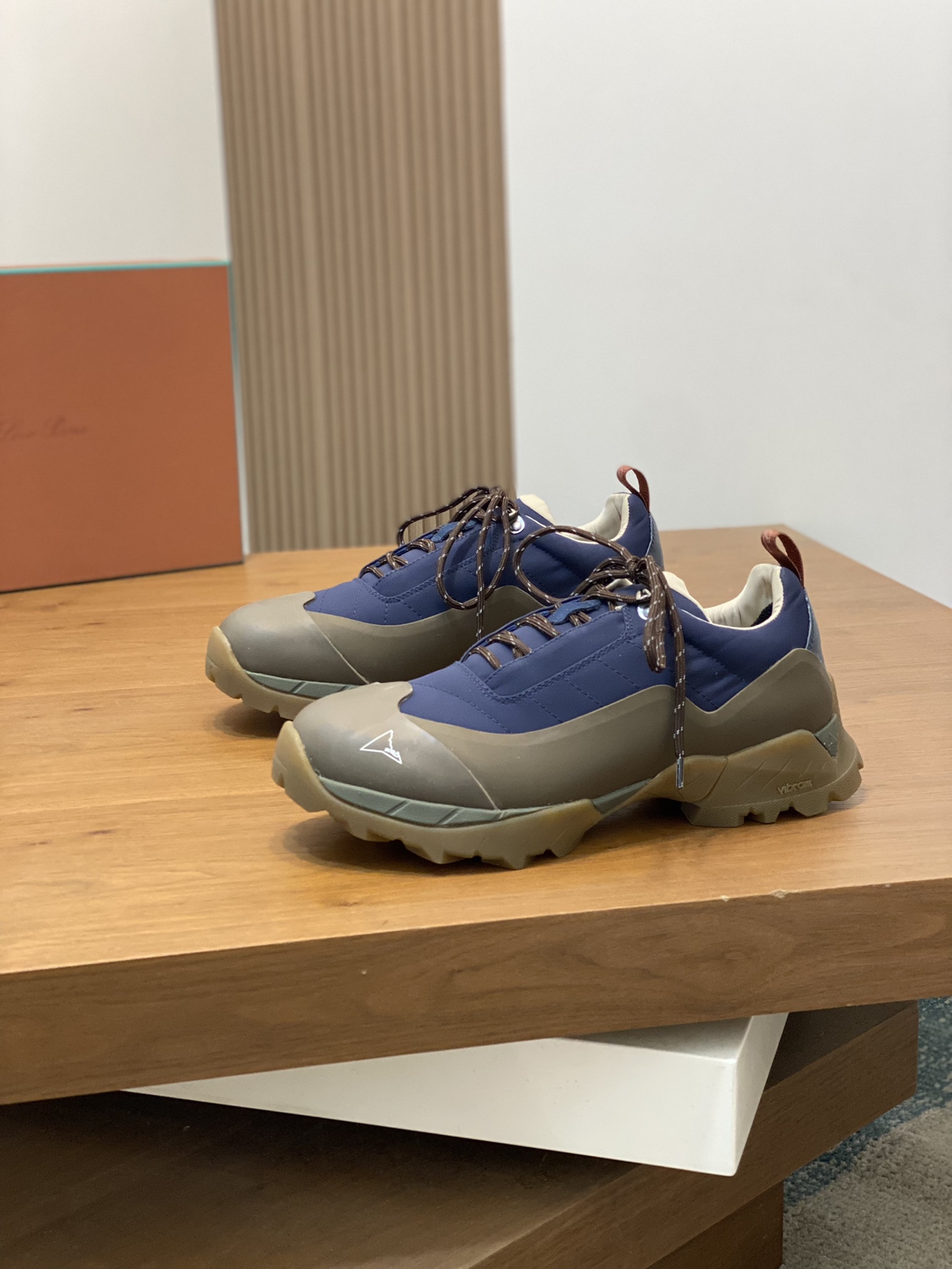 Loro Piana's new Katharina trainer Para los entusiastas de las actividades al aire libre que buscan 