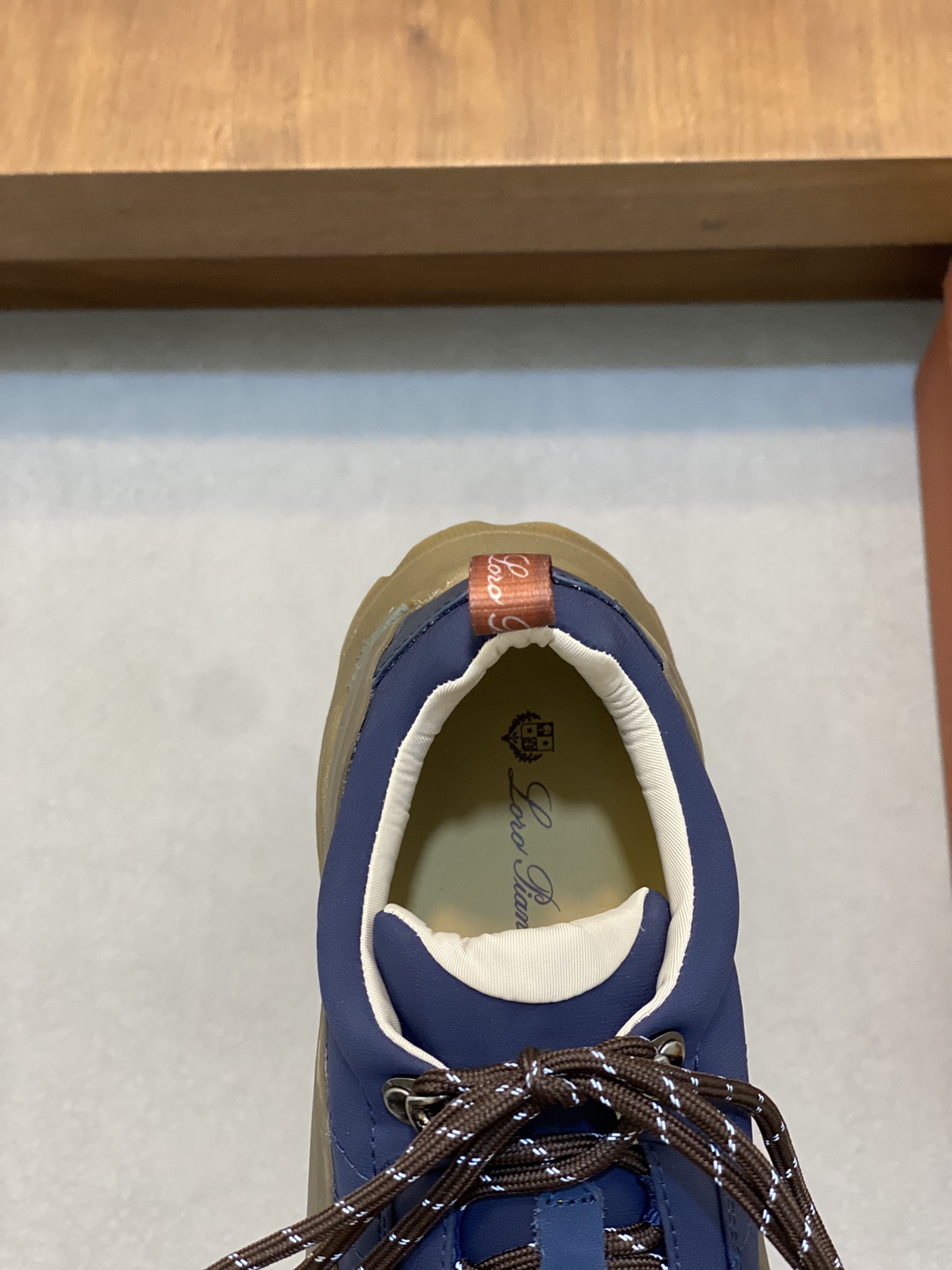 Loro Piana's new Katharina trainer Para los entusiastas de las actividades al aire libre que buscan 