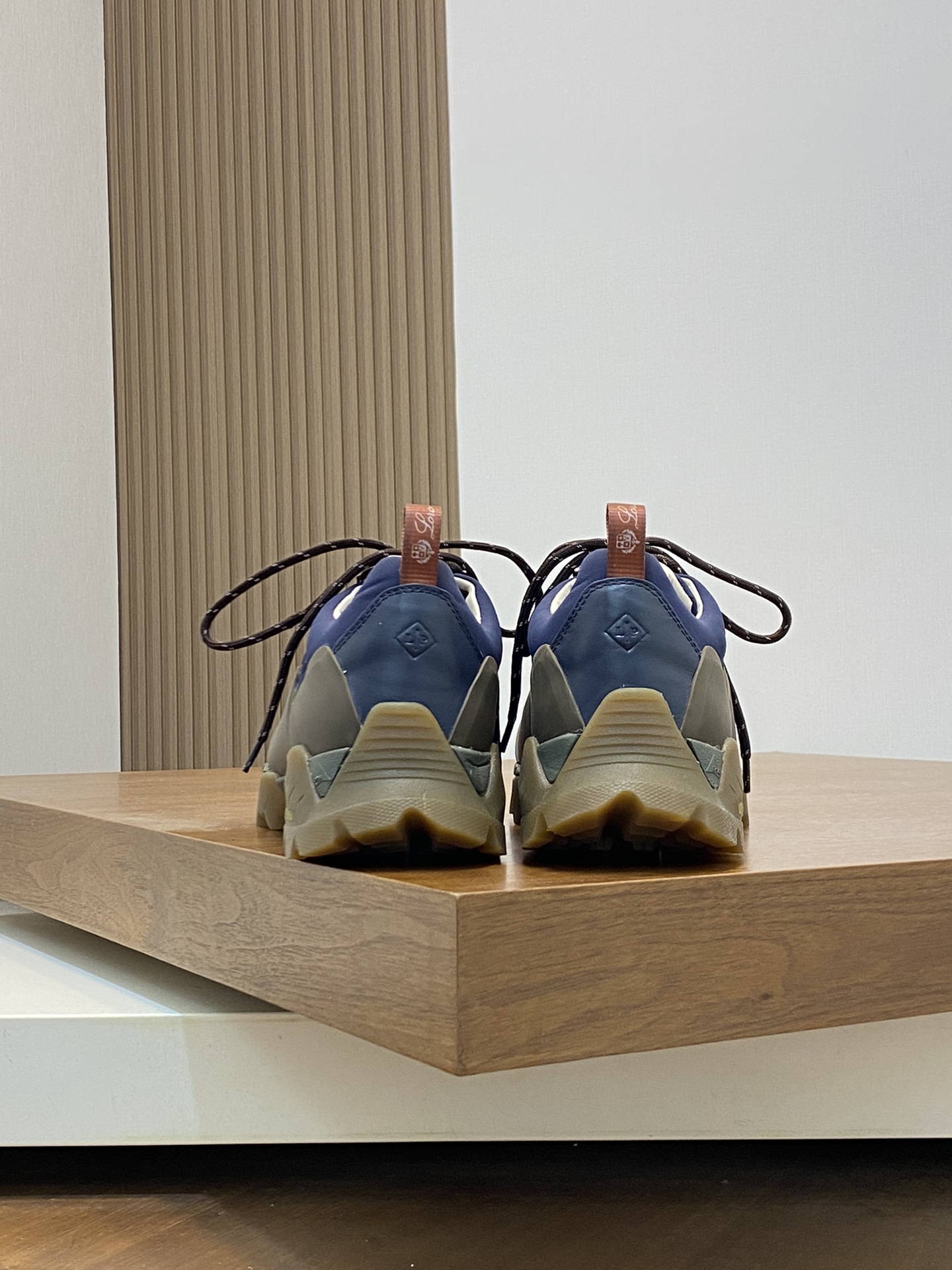 Loro Piana's new Katharina trainer Para los entusiastas de las actividades al aire libre que buscan 