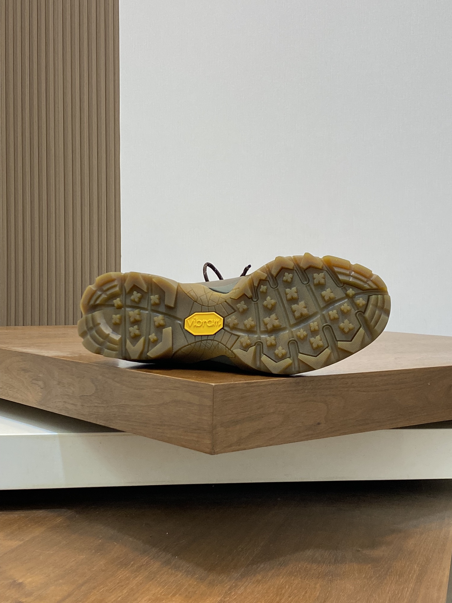 Loro Piana's new Katharina trainer Para los entusiastas de las actividades al aire libre que buscan 