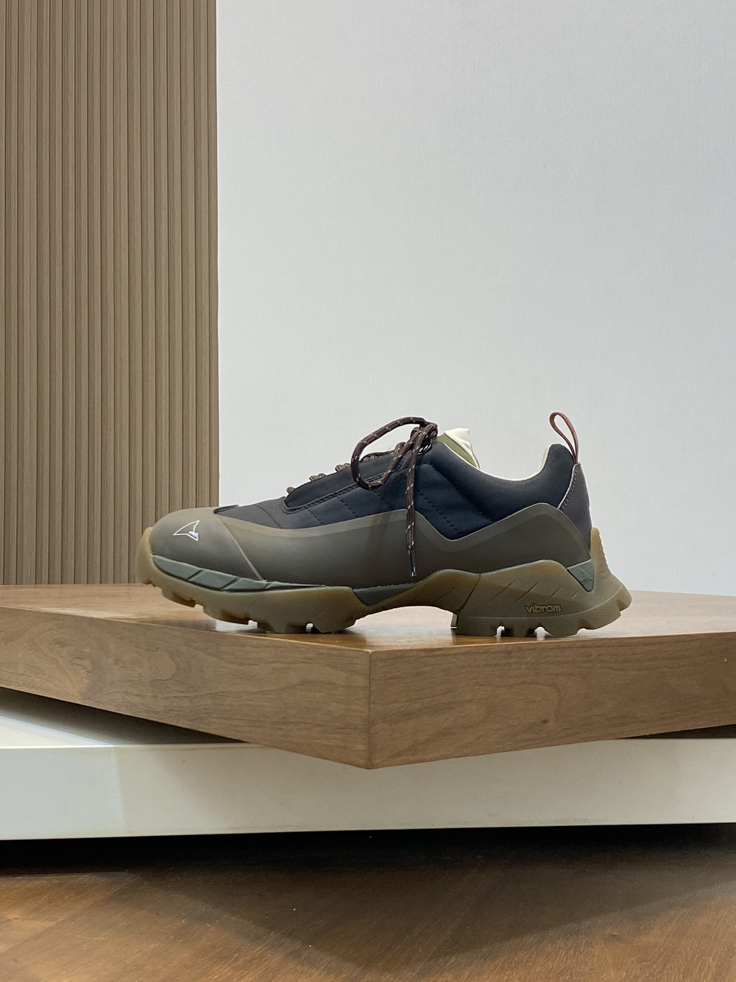 Loro Piana's new Katharina trainer Para los entusiastas de las actividades al aire libre que buscan 