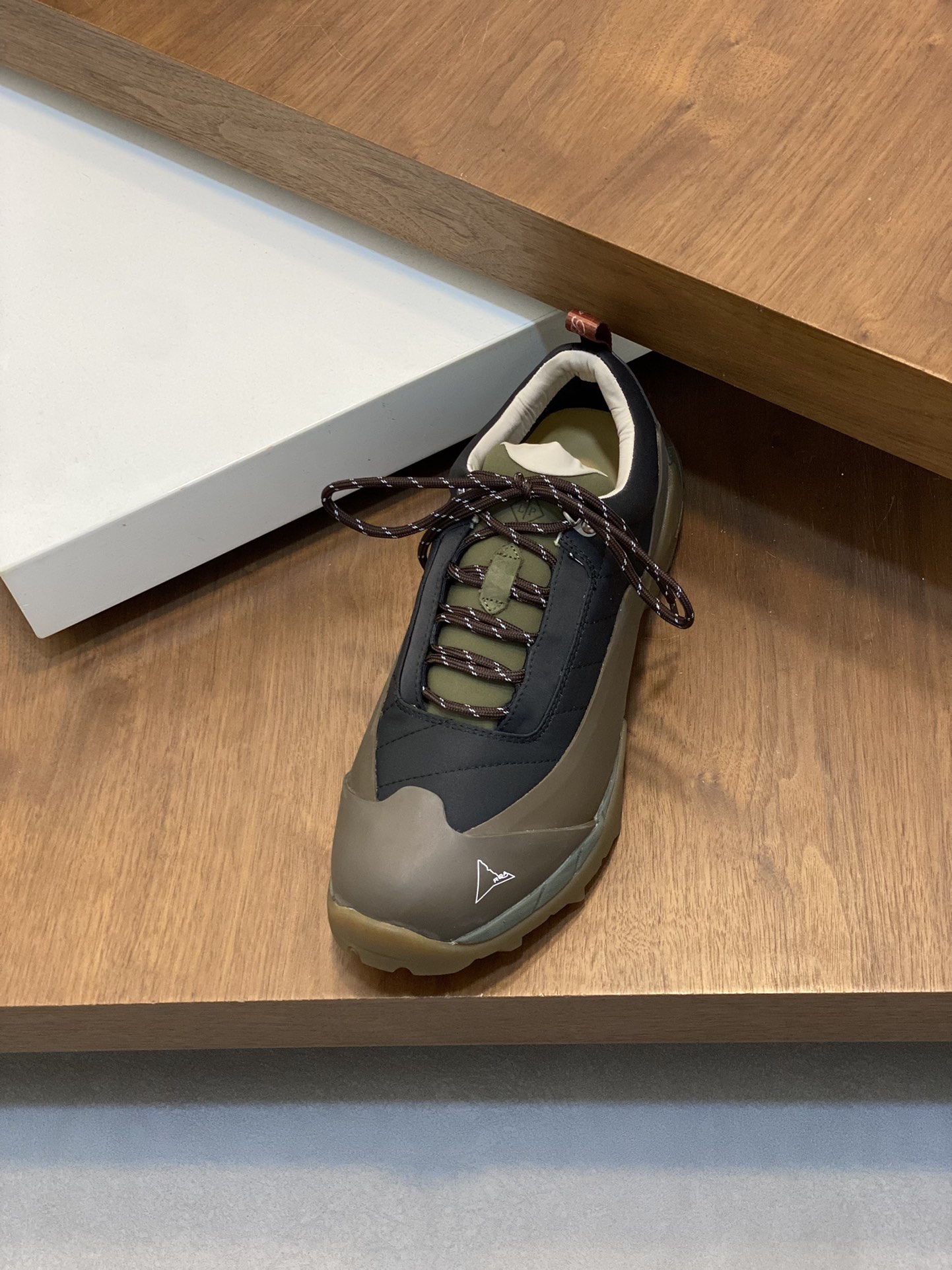 Loro Piana's new Katharina trainer Para los entusiastas de las actividades al aire libre que buscan 