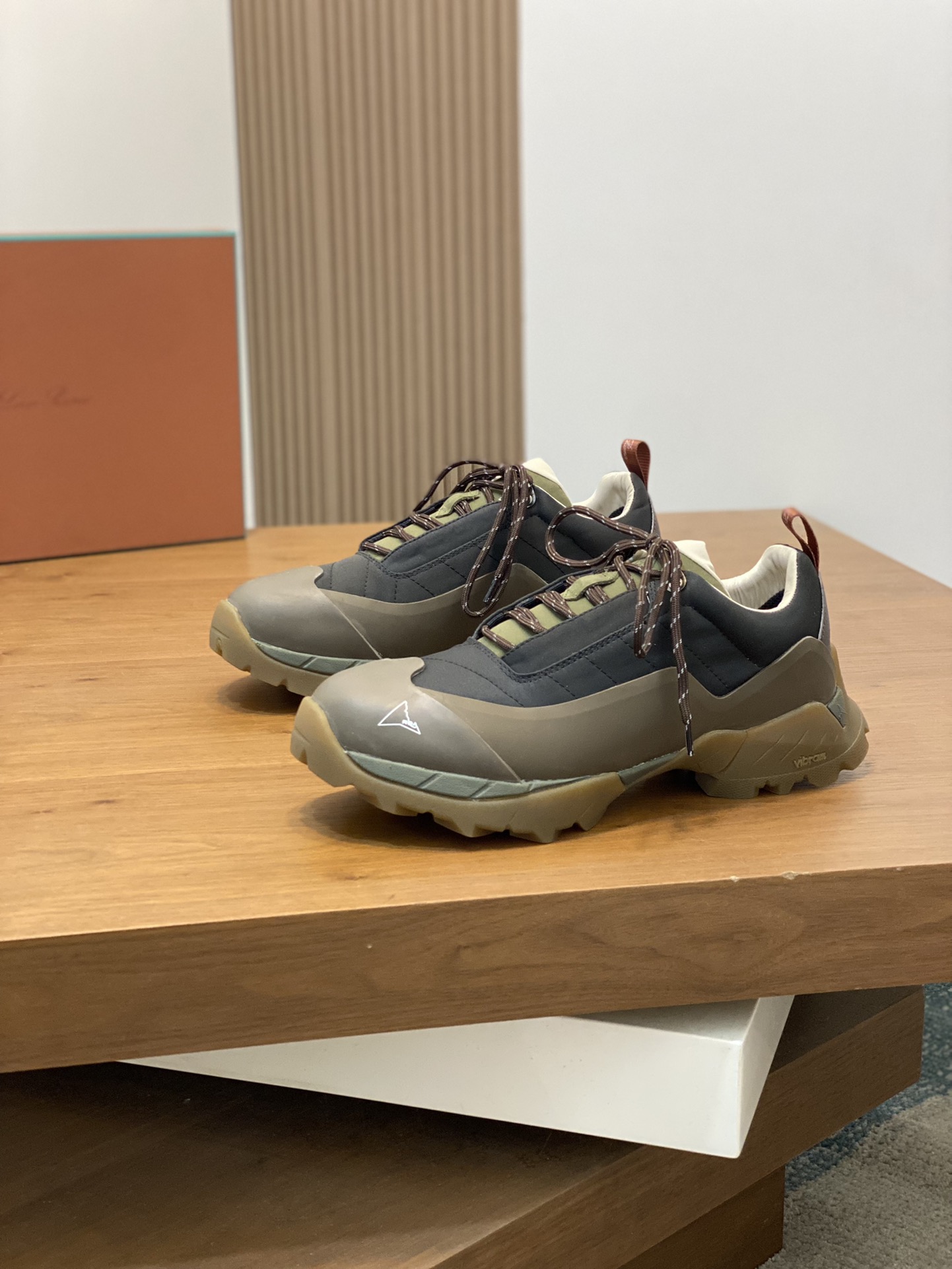 Loro Piana's new Katharina trainer Para los entusiastas de las actividades al aire libre que buscan 