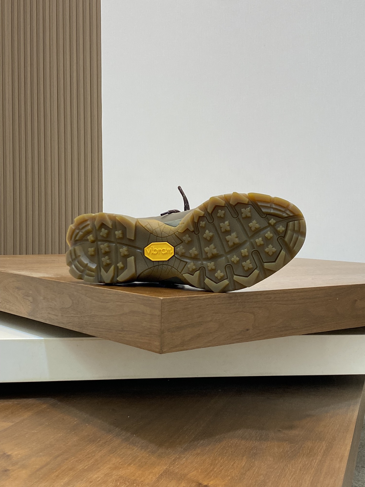 Loro Piana's new Katharina trainer Para los entusiastas de las actividades al aire libre que buscan 