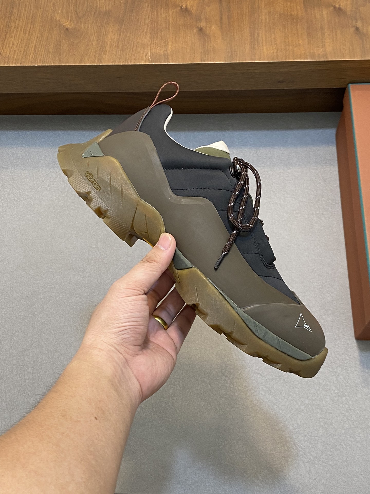 Loro Piana's new Katharina trainer Para los entusiastas de las actividades al aire libre que buscan 