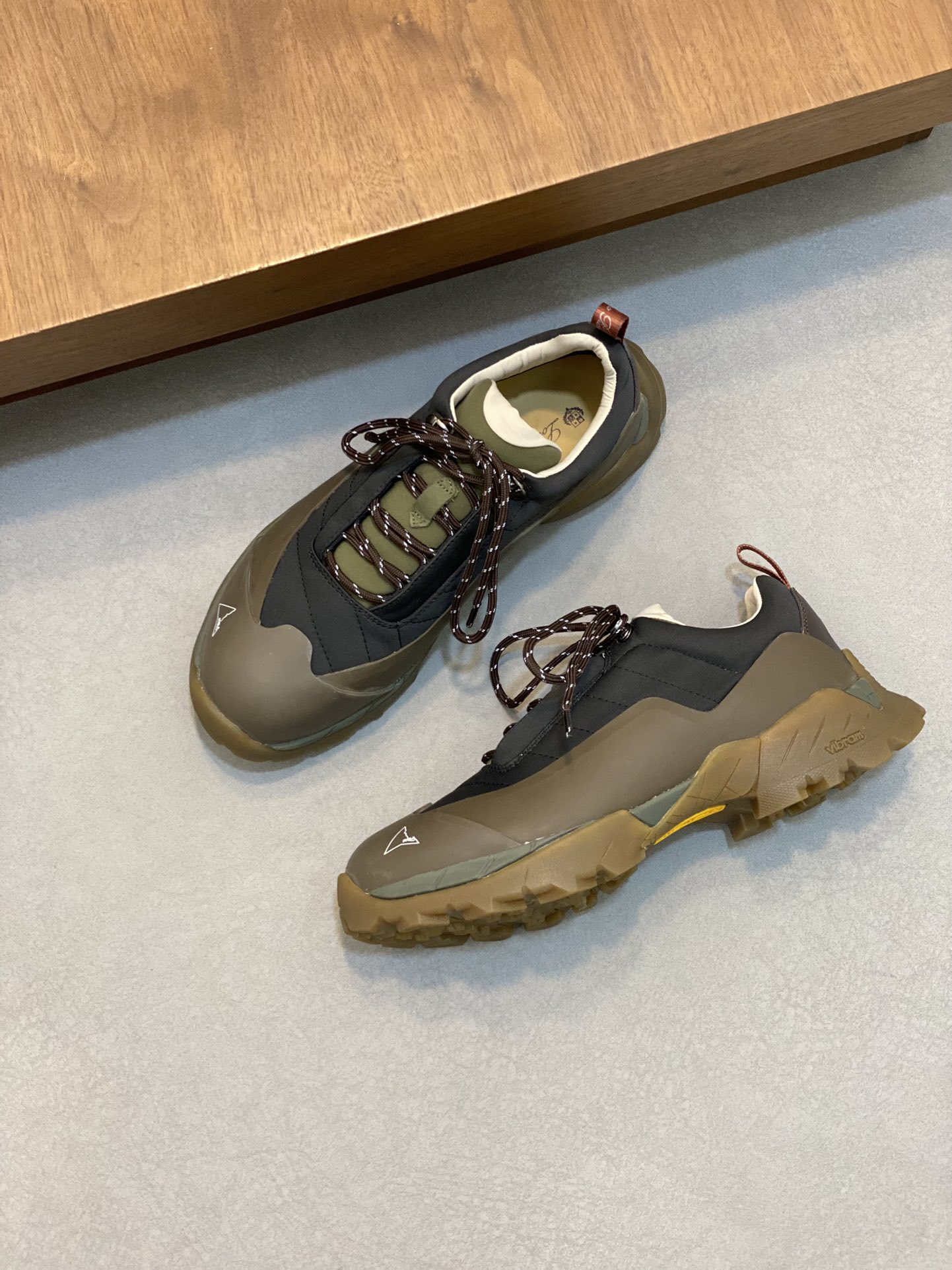 Loro Piana's new Katharina trainer Para los entusiastas de las actividades al aire libre que buscan 