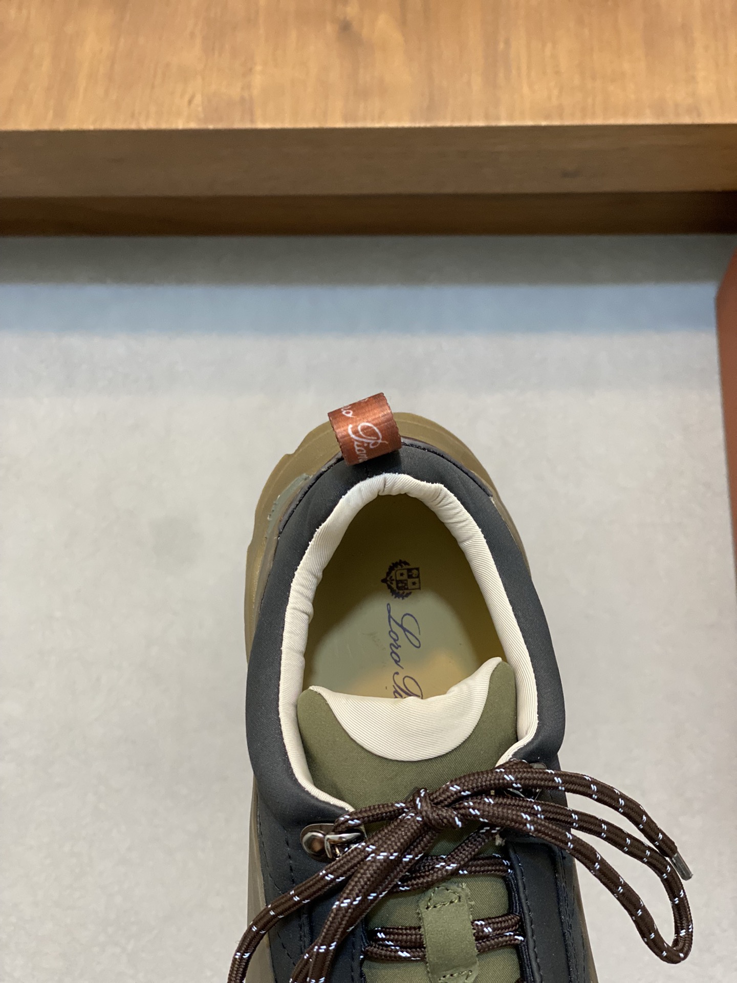 Loro Piana's new Katharina trainer Para los entusiastas de las actividades al aire libre que buscan 
