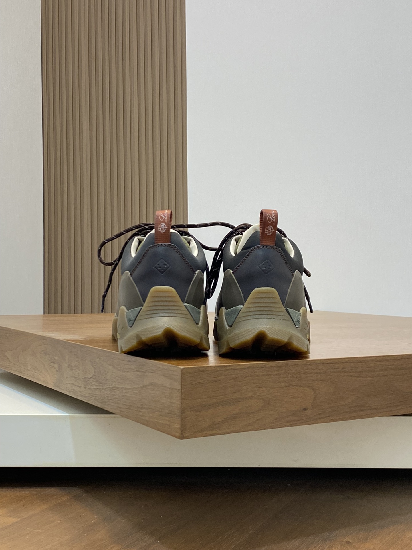 Loro Piana's new Katharina trainer Para los entusiastas de las actividades al aire libre que buscan 