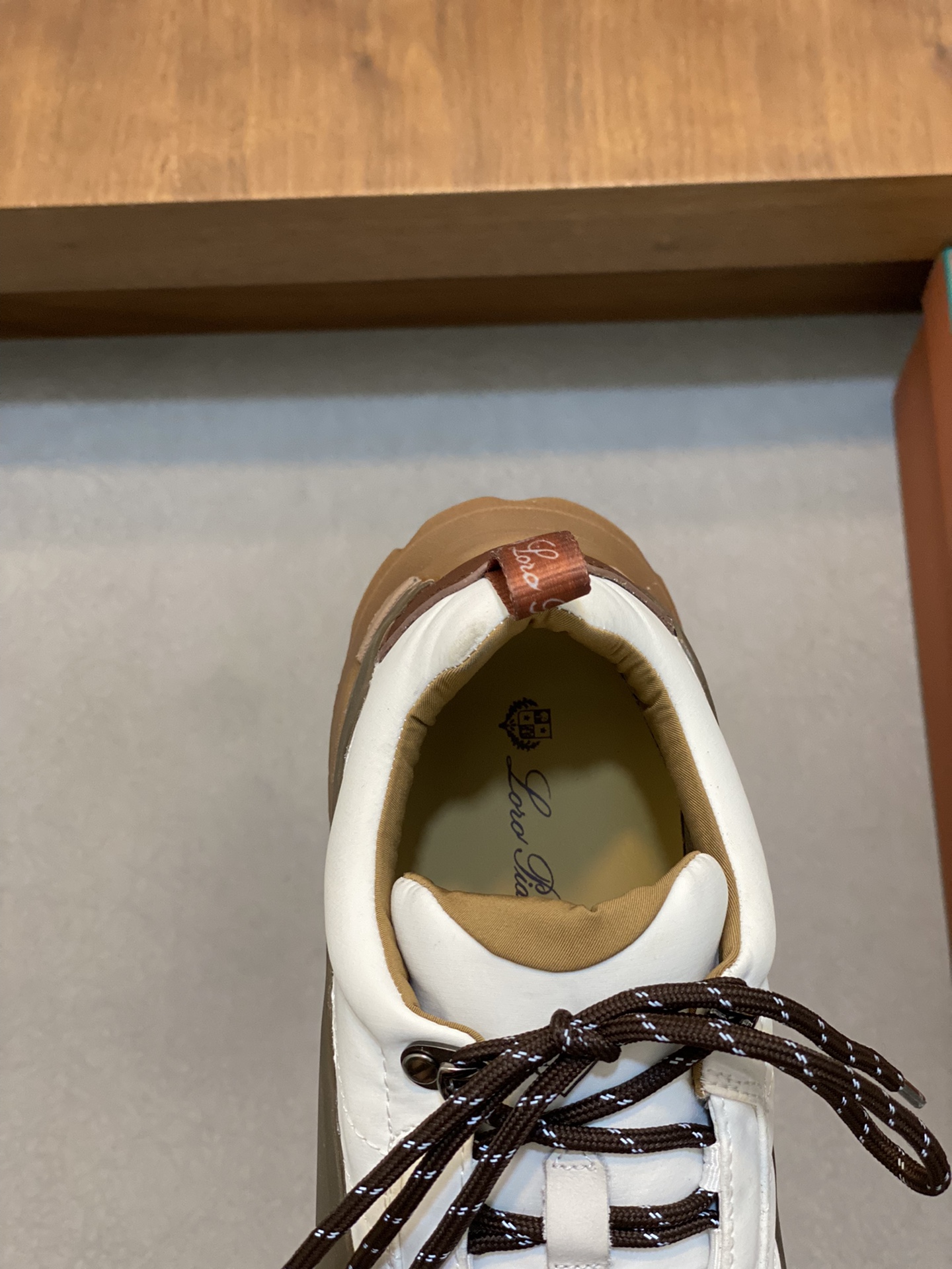 Loro Piana's new Katharina trainer Para los entusiastas de las actividades al aire libre que buscan 