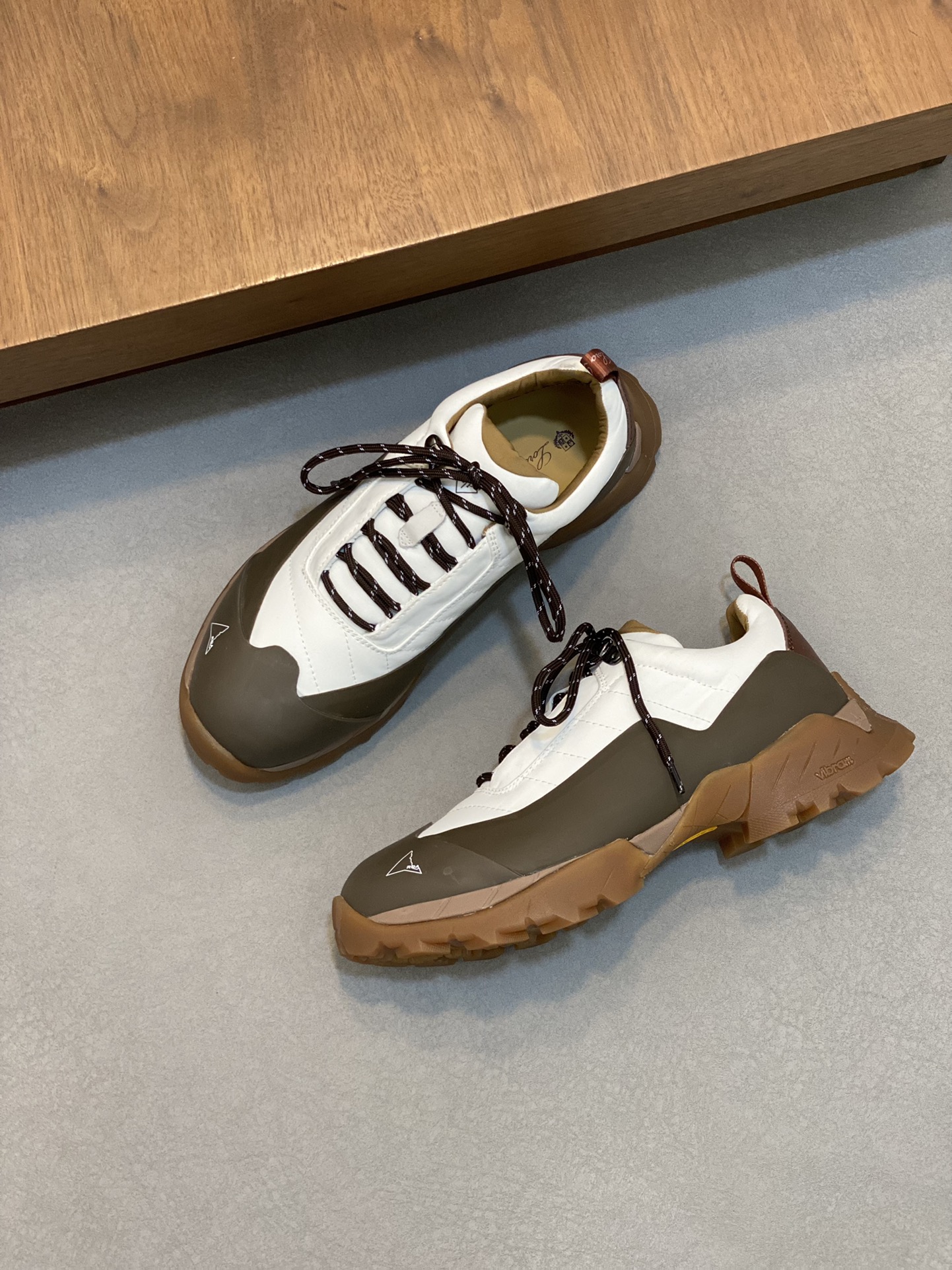 Loro Piana's new Katharina trainer Para los entusiastas de las actividades al aire libre que buscan 