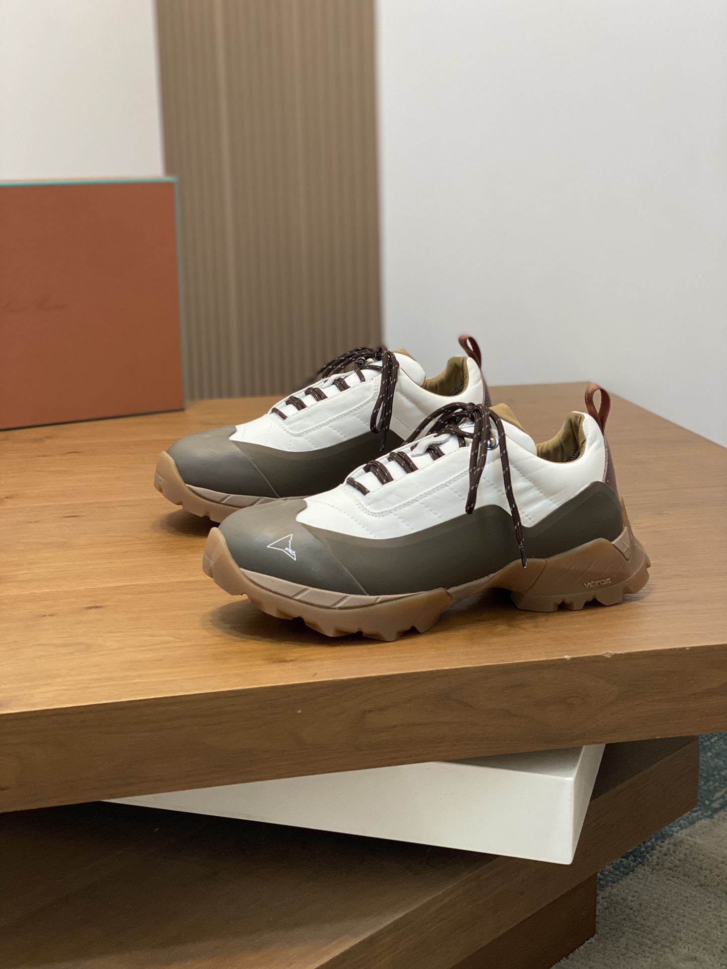Loro Piana's new Katharina trainer Para los entusiastas de las actividades al aire libre que buscan 