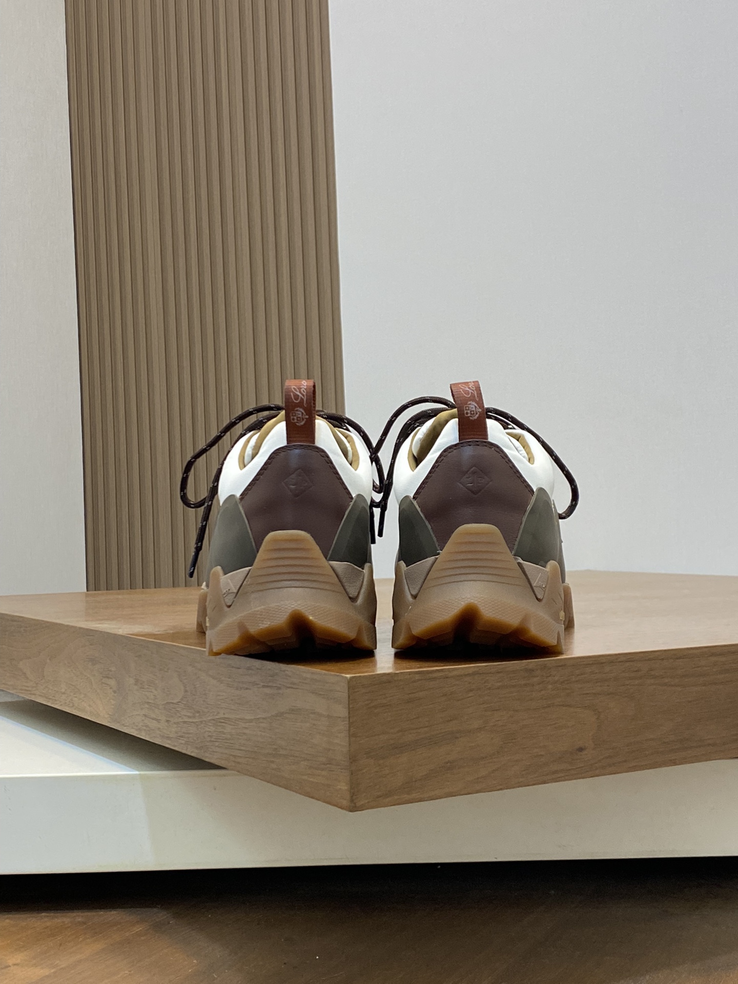 Loro Piana's new Katharina trainer Para los entusiastas de las actividades al aire libre que buscan 