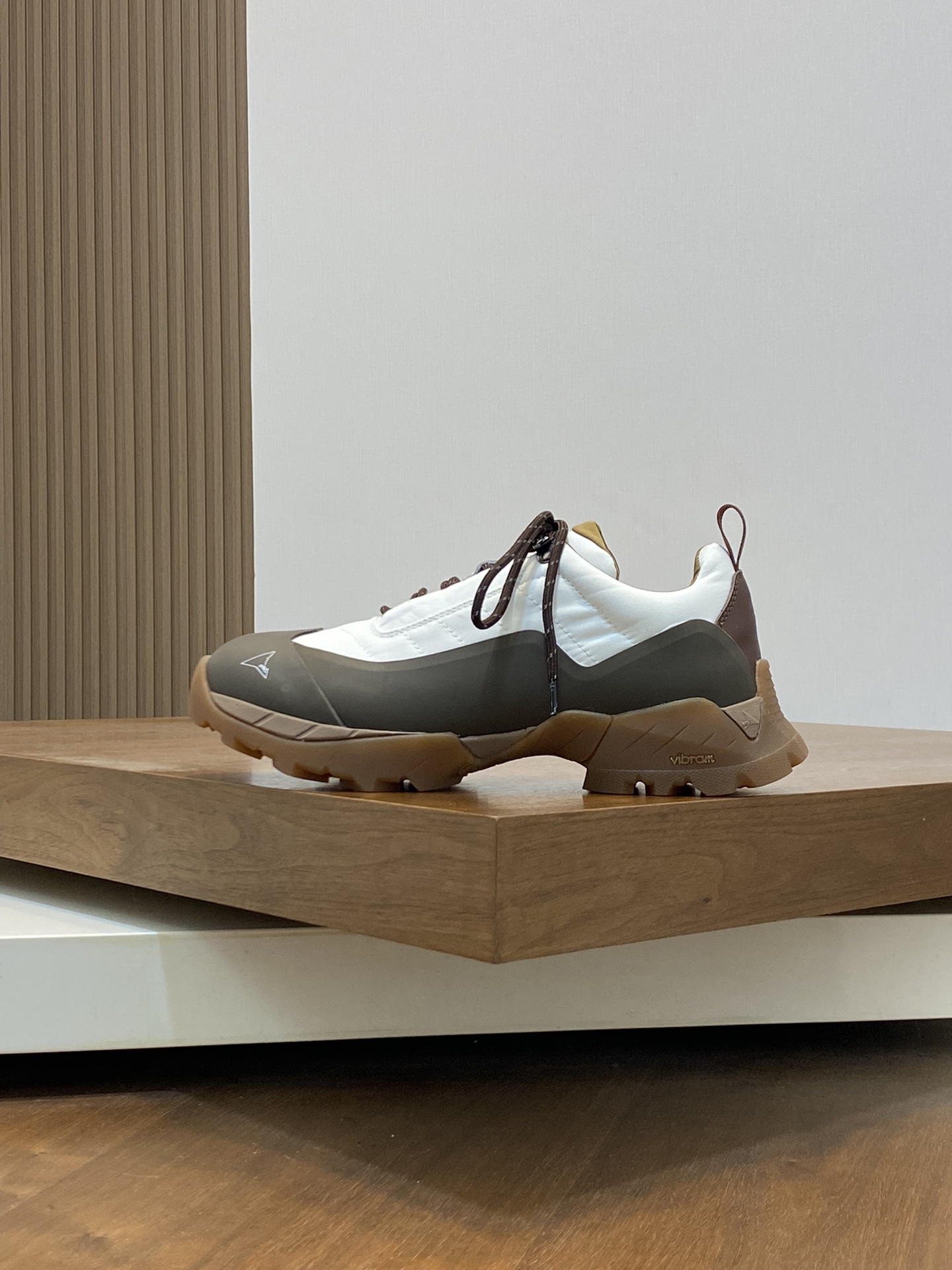 Loro Piana's new Katharina trainer Para los entusiastas de las actividades al aire libre que buscan 