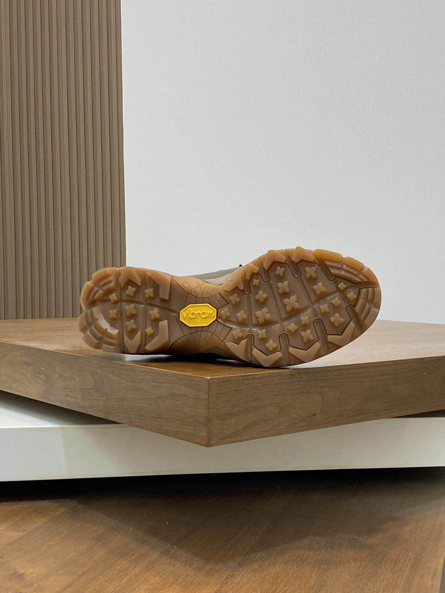 Loro Piana's new Katharina trainer Para los entusiastas de las actividades al aire libre que buscan 