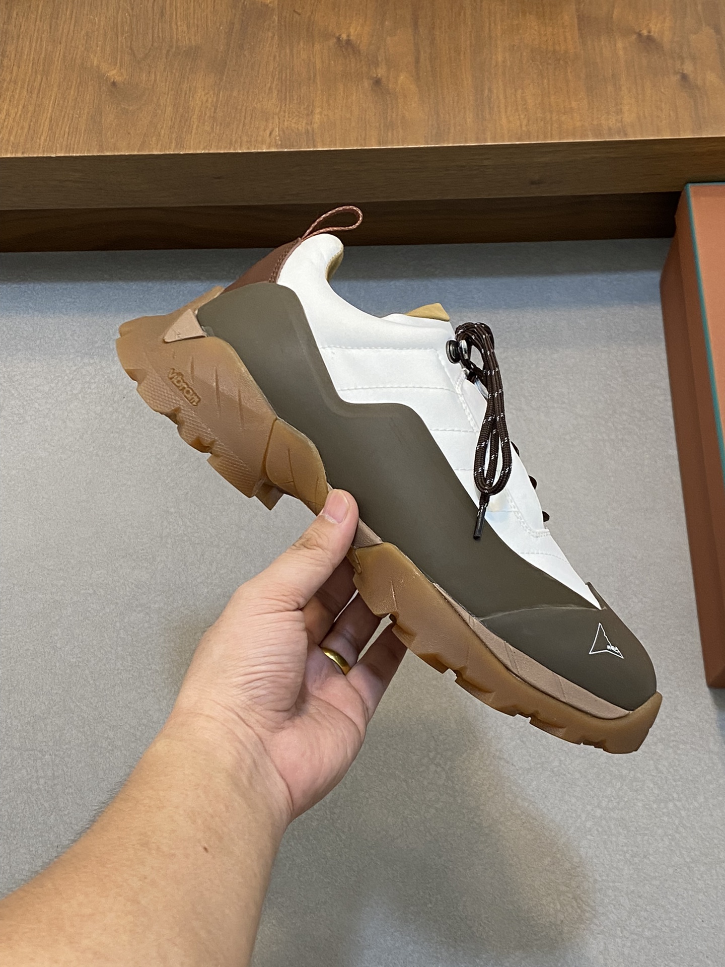 Loro Piana's new Katharina trainer Para los entusiastas de las actividades al aire libre que buscan 
