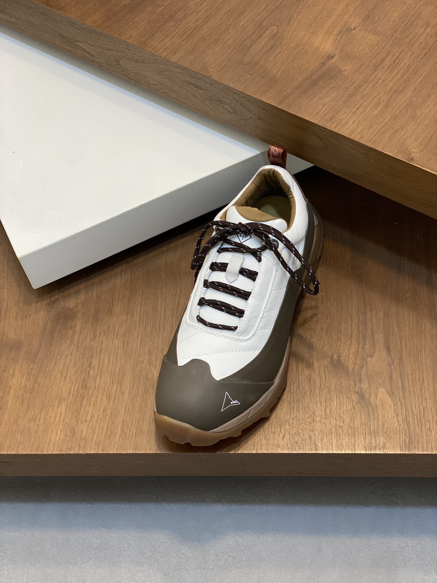 Loro Piana's new Katharina trainer Para los entusiastas de las actividades al aire libre que buscan 