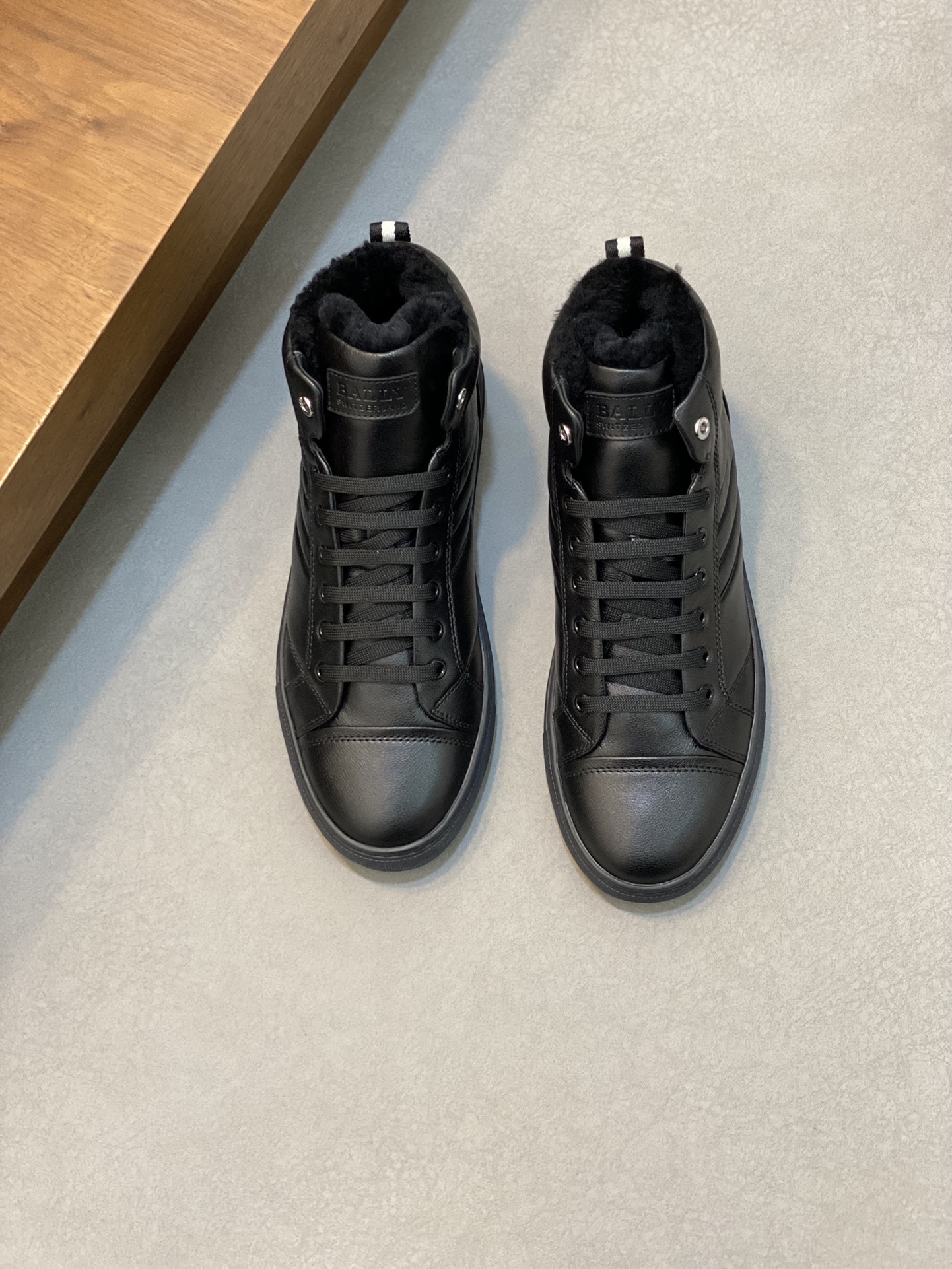 NO:219843,Bally Bally High-top Men's Shoes The Bally Lift sneakers series highlight the anti-gravity characteristics and long-lasting comfort. This Melys men's sneakers are made of calfskin, cowhide, inner lining, rubber outsole. Size 39-44, ballly, sneakers, cowhide19860909Bally巴利高帮男鞋 Bally Lift 运动鞋系列凸显出反重力特色和持久舒适感.这款 Melys 男士运动鞋选用小牛皮精制而成,牛皮内里,橡胶外底.码数39-44,,bally,sneakers,cowhide,Men's shoes