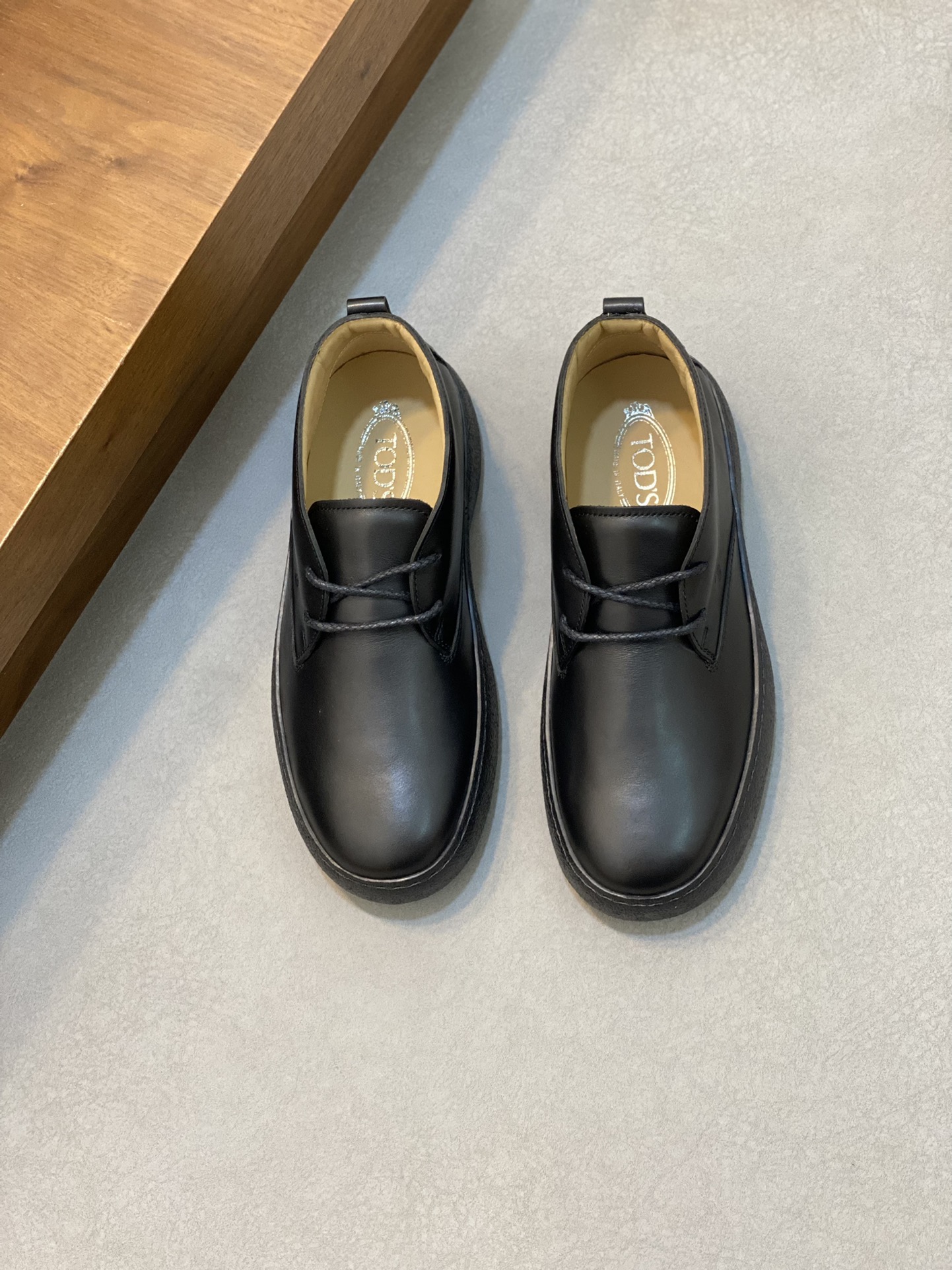 NO:219692,Tod* latest official website, new casual mid-top men's shoes in autumn and winter, made of soft cowhide with top layer, the shoe body has a layered texture, the cowhide inner lining, the workmanship details are very in place, and the rubber sole is 39-45 sizes, (45 customized),, Tod's, cowhide19860909Tod*最新官网秋冬新款休闲中帮男鞋、采用头层柔软的牛皮制作,鞋身线条层次感十足、牛皮内里、做工细节非常到位,橡胶大底. 码数39-45码,（45订做）,,Tod's,cowhide,Men's shoes