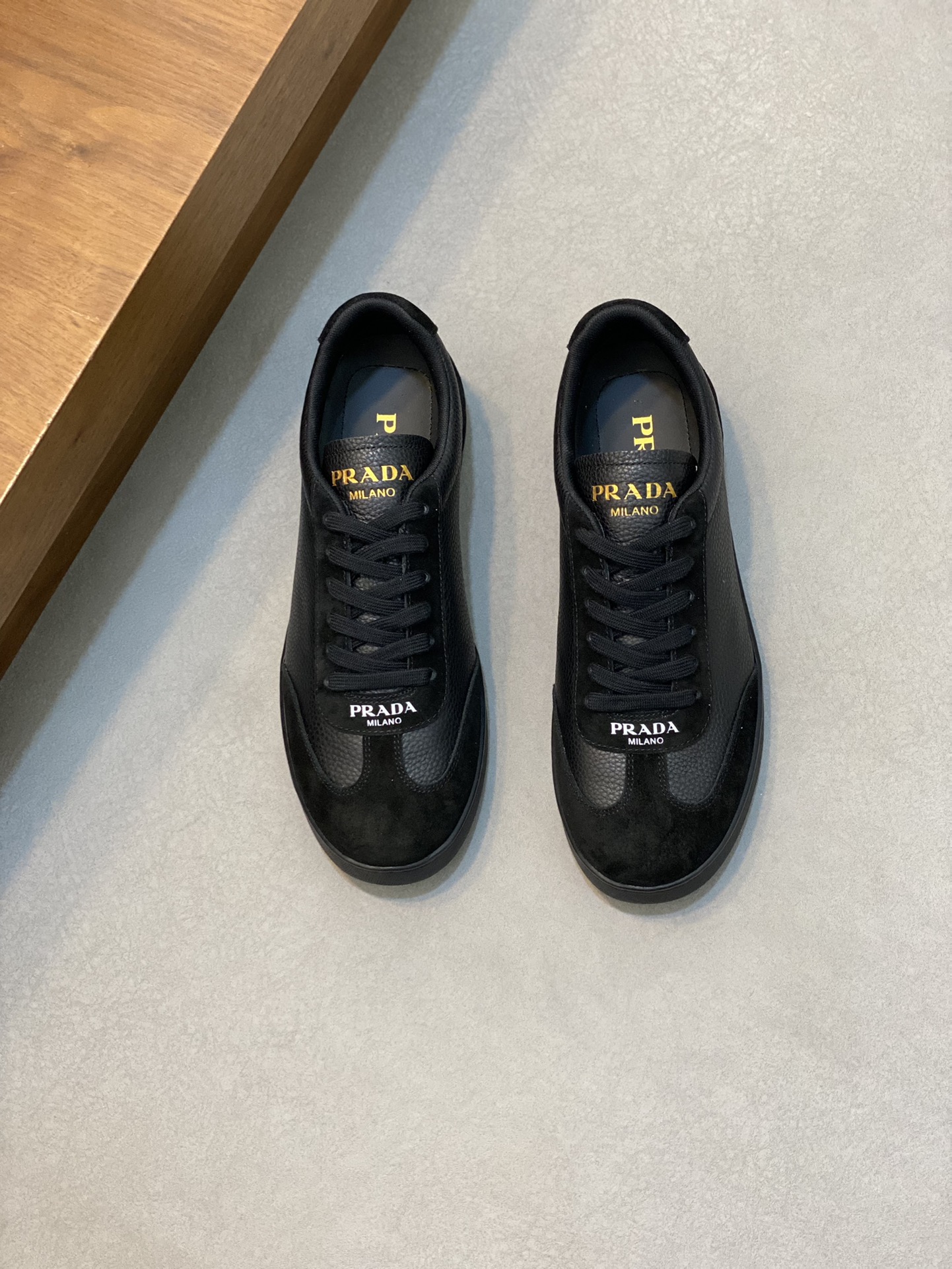 NO:221297,Prada Men's New Sports and Casual Men's Shoes This upper is made of imported calfskin and exclusive customer-supply mesh cloth. The outside is decorated with P's classic metal triangular enamel logo, inner mesh cloth, footbed cowhide, and the sole is made of anti-slip sports exclusive rubber sole with logo. It has a good foot feeling, fashionable and stylish, and the standard sports style is very good on the feet!  With original box packaging dust bag!  L leather shoes size: 39/40/41/42/43/44 Blue Original box packaging   dust bag, prada, cowhide19860909Prada男士新款运动休闲男鞋 这款鞋面采用进口小牛皮和专属客供网布打造,外侧饰以P家经典金属三角珐琅徽标,内里网布,垫脚牛皮,大底采用防滑运动专属带logo橡胶大底,脚感很好,洋气时髦,标准运动版型,上脚非常好看！配原盒包装防尘袋！ L皮鞋码数:39/40/41/42/43/44 蓝色 原盒包装 防尘袋,,prada,cowhide,Men's shoes