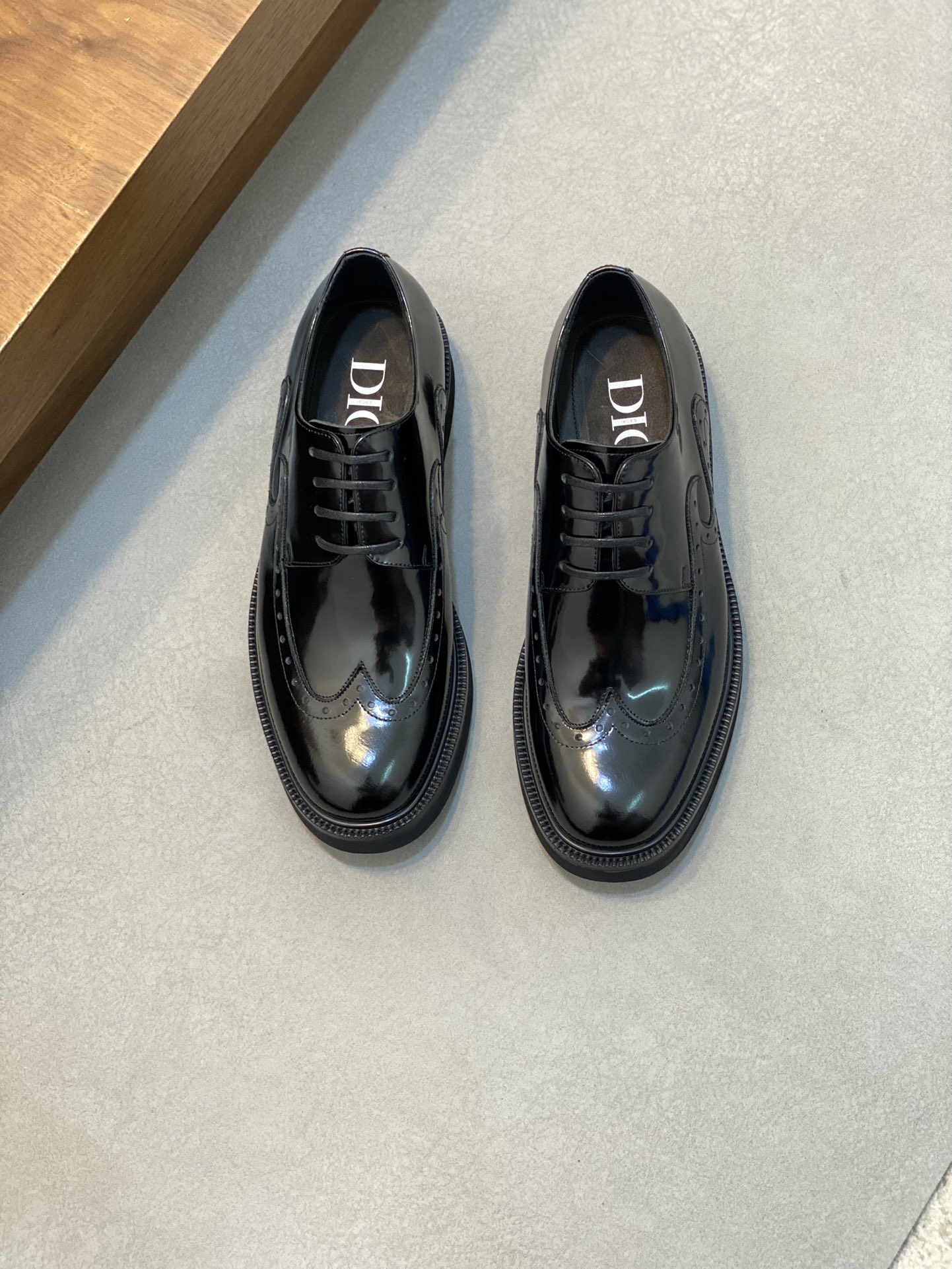 NO:221364,D R Mocasin shoes combine novel shoe shapes, high-quality materials and exquisite details. Imported cowhide uppers are decorated with Gancio buckles, bringing a luxurious style. TP sole is light and flexible. Size 39-44 (38.45 customized), cowhide19860909D R 莫卡辛鞋集新颖鞋型、上乘材质与精湛细节于一体,进口牛皮 鞋面点缀Gancio扣饰,焕现奢华风采.TP鞋底轻快 质感柔韧 Size 39-44(38.45订做),,cowhide,Men's shoes