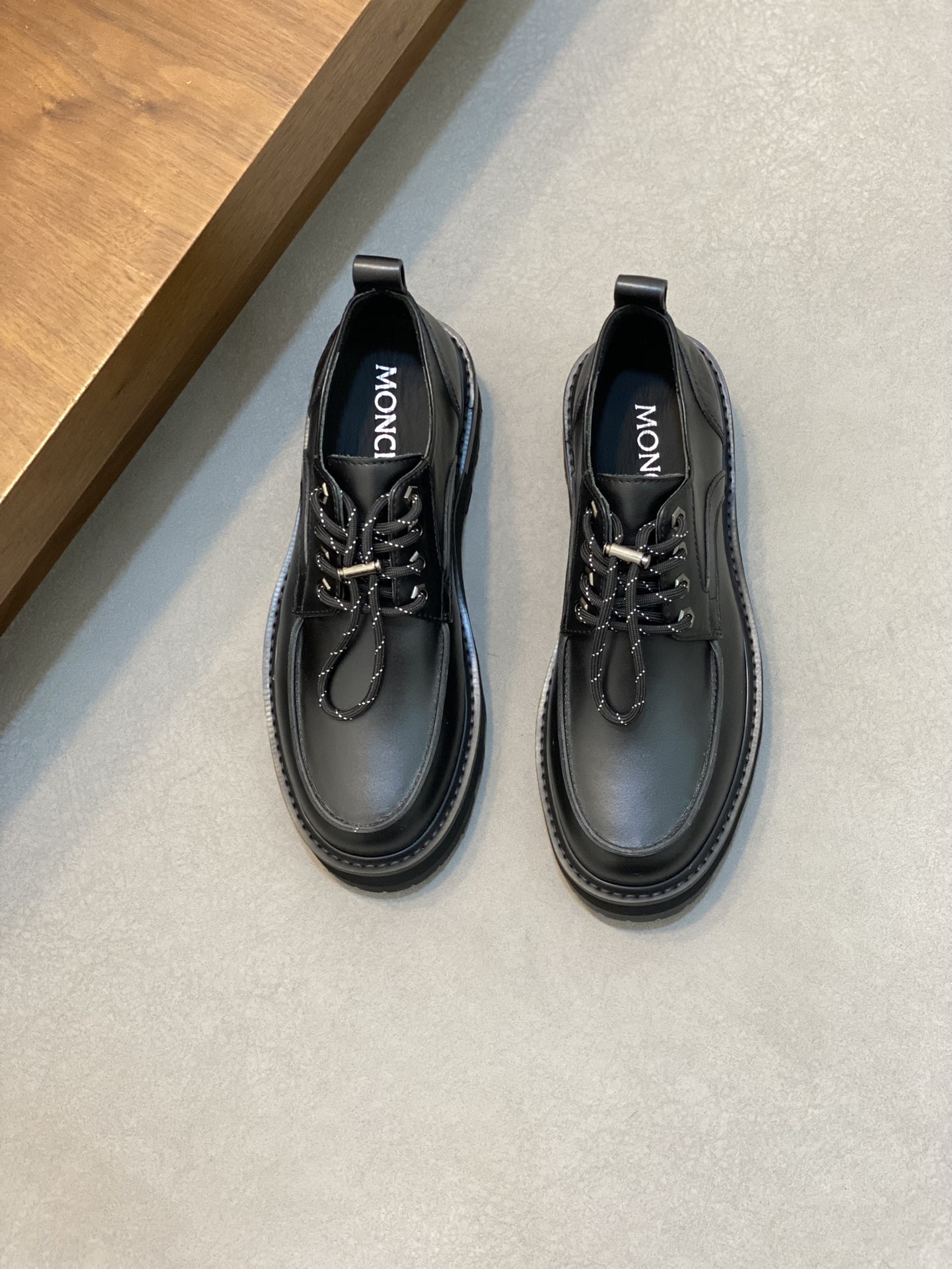 NO:219830,Monc—Mountou Top original men's shoes high-end brand, new model is available, top luxury brand, latest fashionable and casual high and low top, trendy and versatile style, easy and sporty style, the upper is original cowhide. Original cowhide inner lining [Maoli custom made] plus super fine workmanship. Original private mold, personalized fashionable rubber wear-resistant sole, light and comfortable on the feet. Size 39-44. (38, 45 can be customized),, Moncler, cowhide19860909monc—蒙口 顶级原版男鞋高端品牌,新款上市,顶级奢侈品牌,最新時尚休闲高低帮,潮流百搭之款,轻松运动风,鞋面采用原版牛皮.原版牛皮内里【毛里订做】 加超精细做工.原版私模、个性时尚橡膠耐磨大底,上脚轻巧舒适.码数39-44 .（38、45可定做）,,Moncler,cowhide,Men's shoes