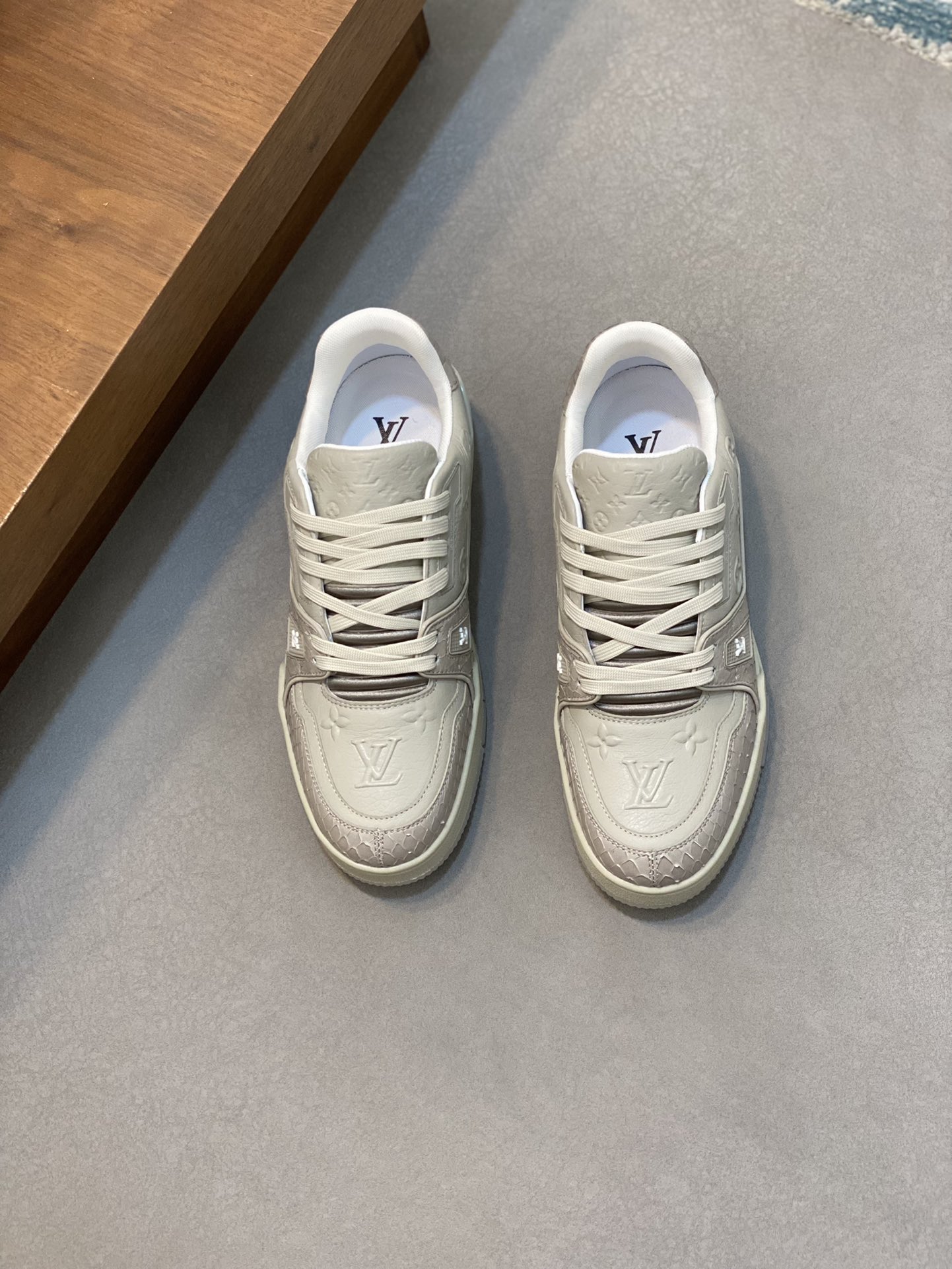 NO:270553,L Top Purchase Road Street Fried Street Men's Hot Sports Board Shoes Counter Synchronized, Upper imported Italian cowhide fabric, colorful and complex crafts, imported comfortable mesh fabric inner mat, original sole special original sole, TPU exclusive movable molding sole is super comfortable, original order goods, high quality, can enter and exit the counter at will, welcome to compare, code number 38-45,,cowhide19860909L 顶级代购 路 炸街男神爆款运动板鞋专柜同步,鞋面意大利进口牛皮面料,缤纷色彩复杂工艺品,进口舒适网布内里垫,鞋底原厂特供原版底,TPU独家活动成型底超级舒适,原厂跟单货,高品质,可随意进出专柜,欢迎对比,码数 38-45,,cowhide,Men's shoes