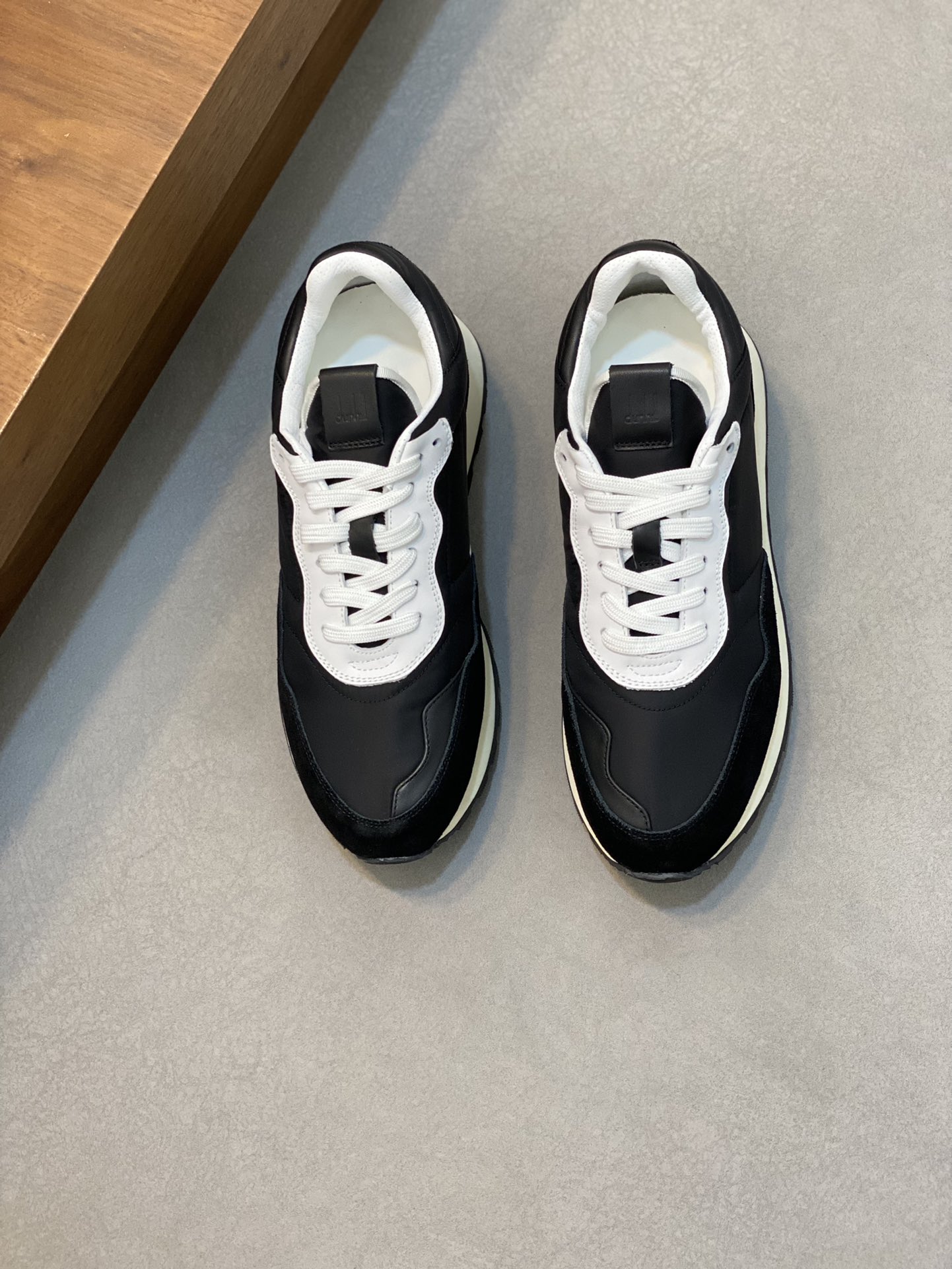 NO:219892,dunhill's latest casual sneakers for men. They use original imported calfskin with waterproof fabric, soft and delicate, and very textured!  Cowhide   technical fabric lining, and original lightweight Vibram running sole with hiking inspiration tread. Experience great comfort! Size 38-44 (customized for 45, 46), sneakers, cowhide19860909dunhill（登喜路）最新款男士休闲运动鞋.采用原版进口小牛皮配防水面料,柔软细腻,非常有质感！牛皮 技术织物内衬,和带有徒步灵感胎面的原版轻质Vibram 跑步鞋底.体验极佳的舒适度!38-44码（45、46订做）,,sneakers,cowhide,Men's shoes