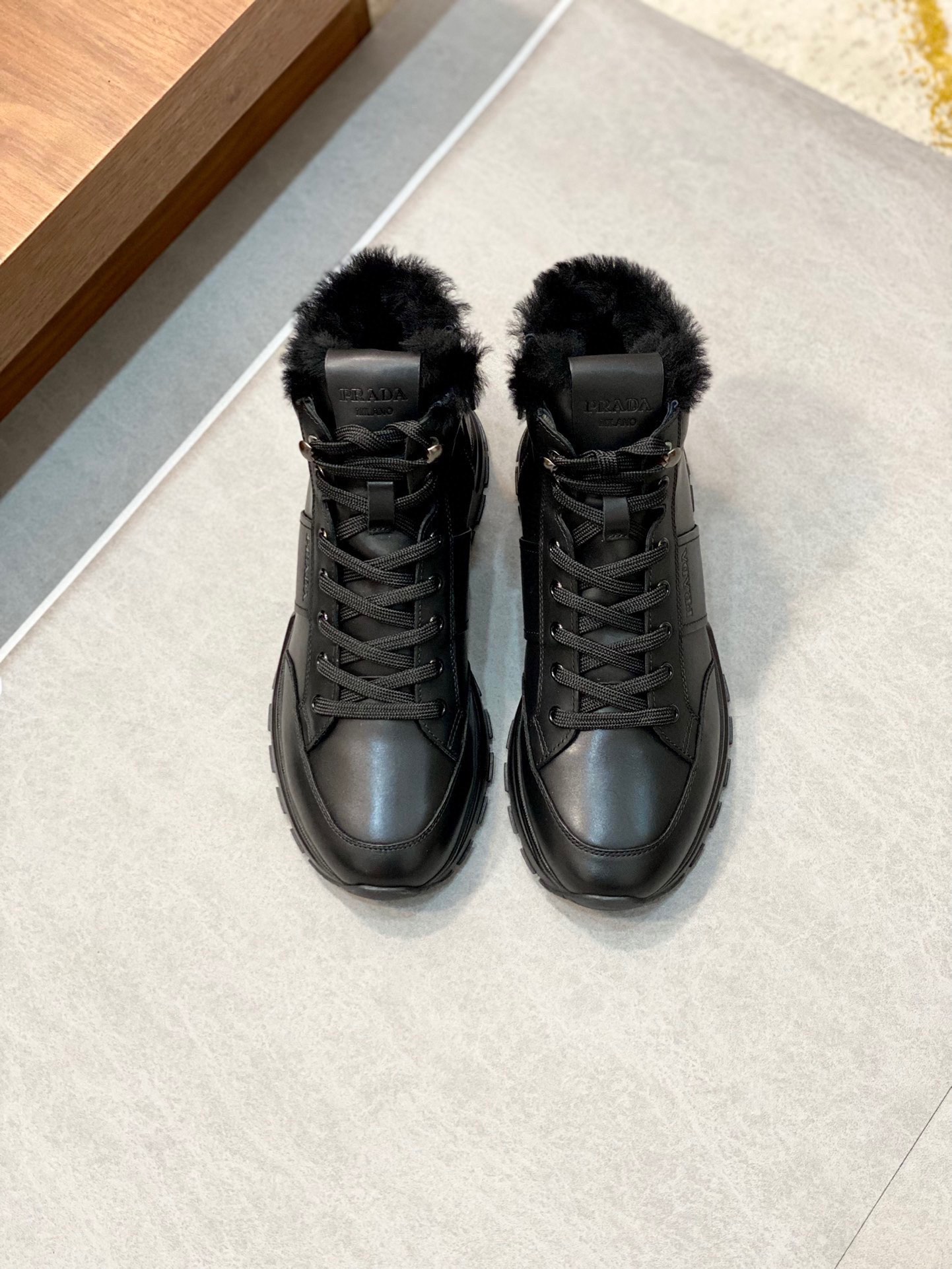 NO:220919,Maori Prada/Prada Winter Maori men's lace-up sneakers Top-notch products from Dongguan. Imported Napa cowhide upper raised layered design. Lightweight and breathable. Soft and comfortable. Calf leather genuine leather edged decoration. A unique sports style. Genuine leather shoes tongue with classic PRADA letter red rubber badge. Shows the brand style. Rubber outsole. Light and heightened about 4CM. Genuine leather footbed. Excellent foot feel for customer-supplied Maorili. With original packaging. Size 39-40-41-42-43-44. Standard leather shoes size,,prada,prada,sneakers,cowhide19860909毛里 皮里 Prada/普拉达 冬季毛里男士系带运动鞋 莞产顶级猛货 进口纳帕牛皮鞋面凸起层次设计感 轻盈透气 柔软舒适 小牛皮真皮包边装饰 颇具与众不同的运动风范 真皮鞋舌配经典PRADA字母红色胶标徽章 尽显品牌格调 橡胶大底 轻盈且增高约4CM 真皮垫脚 客供毛里里脚感极佳 配原包装 尺码39-40-41-42-43-44 标准皮鞋尺码,,prada,prada,sneakers,cowhide,Men's shoes