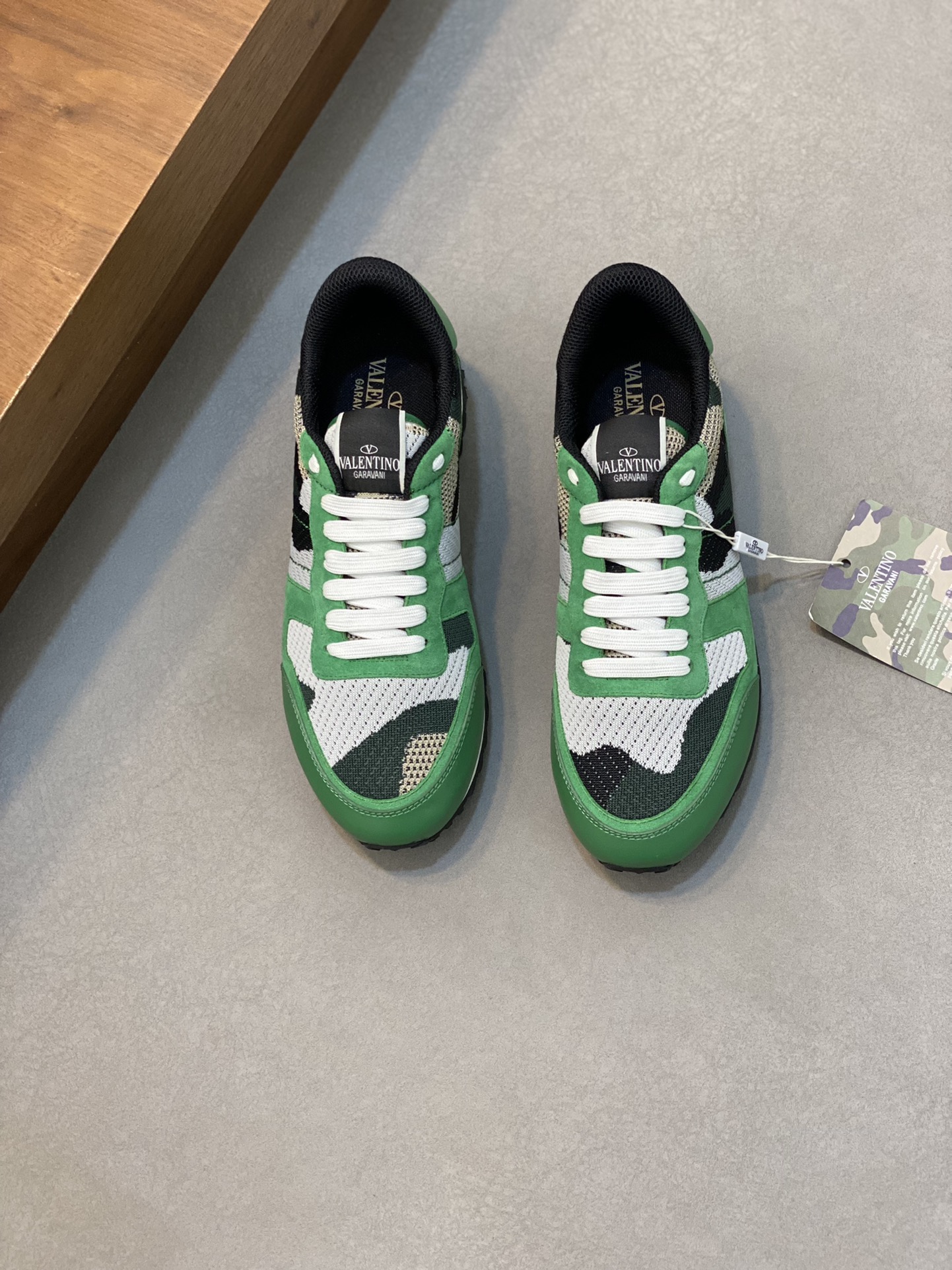 NO:221268,Top version of VLNT classic rivets and star series original cowhide, inner lining and insole, the insole is paved with high elastic latex, good-looking and durable, trendy index, gentleman style, super comfortable and easy to wear, with original packaging (spot) 39-44 (38, 45, 46 customized), cowhide19860909顶级版本VLNT经典铆钉星星系列原版牛皮、内里及鞋垫,鞋垫采用高弹乳胶铺垫,好看耐穿、潮流指数一直都是、绅士款、超级舒适好穿 配原版包装（现货）39-44（38、45、46订做）,,cowhide,Men's shoes