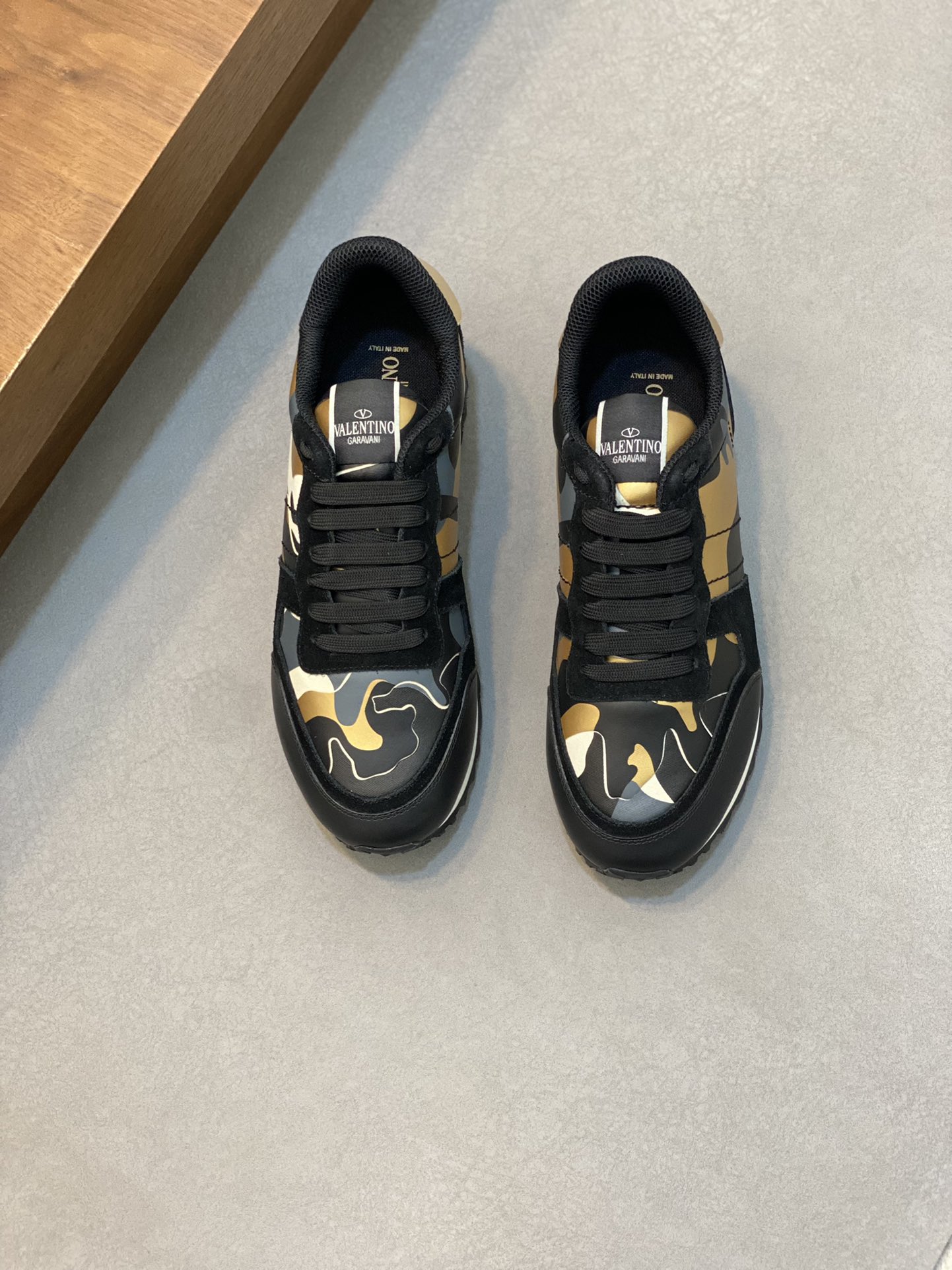 NO:271439,Top version of VLNT classic rivets and star series original cowhide, inner lining and insole, the insole is paved with high elastic latex, good-looking and durable, trendy index, gentleman style, super comfortable and easy to wear, with original packaging (spot) 39-44 (38, 45, 46 customized), cowhide19860909顶级版本VLNT经典铆钉星星系列原版牛皮、内里及鞋垫,鞋垫采用高弹乳胶铺垫,好看耐穿、潮流指数一直都是、绅士款、超级舒适好穿 配原版包装（现货）39-44（38、45、46订做）,,cowhide,Men's shoes