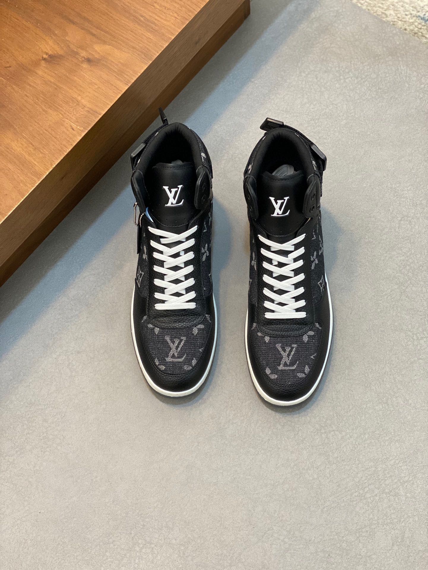 Louis Vuitton Zapatos Zapatillas deportivas Sitio web para comprar réplica
 Patrón de litchi Piel vaca Cuero Colección otoño – invierno Blusa alta