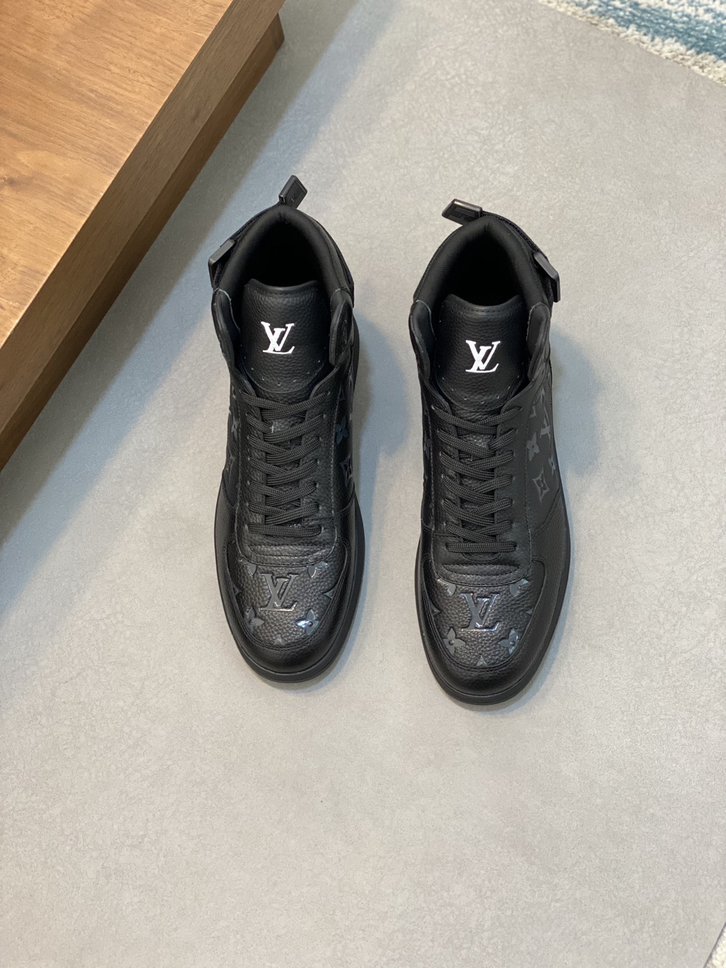 Louis Vuitton Zapatos Zapatillas deportivas Patrón de litchi Piel vaca Cuero Colección otoño – invierno Blusa alta