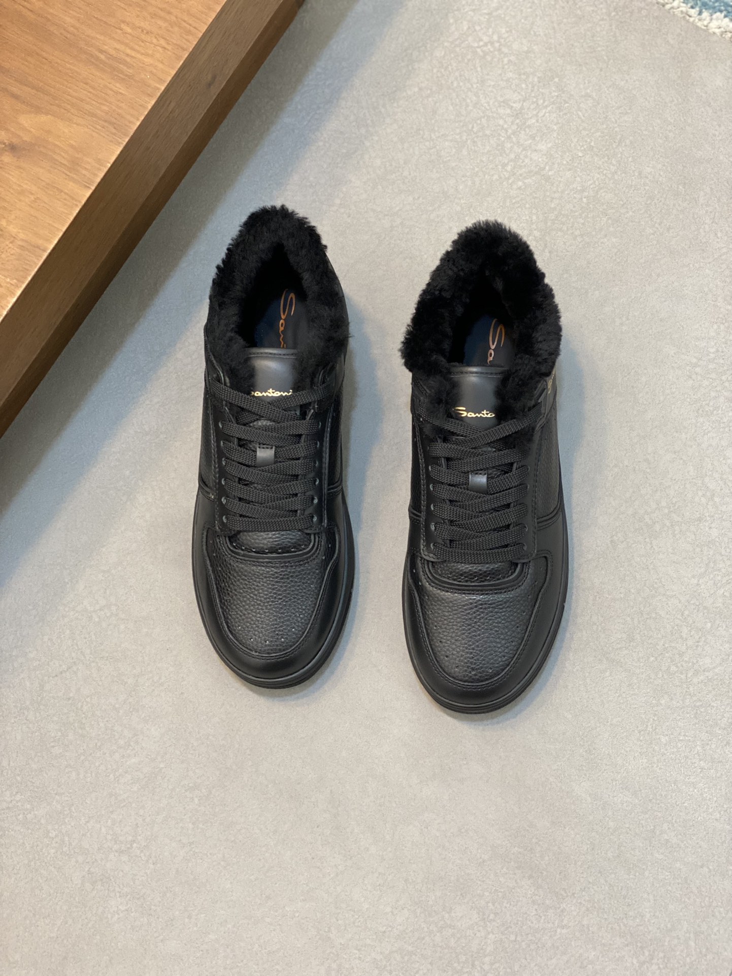 NO:219726,Santoni Santoni warm real wool inner men's shoes!  This sneaker is made of imported calf leather and is fitted with a slip-on structure. It is lighter and more comfortable. The sides and tongue are decorated with gold logo letter prints, hidden elastic inserts, round toe design, and the box sole is made of flexible rubber, reflecting multiple design details, which reminds people of the brand's aesthetics, ensuring comfort and freedom of movement throughout the day. It is matched with a warm real wool inner and foot pads, and the foot is light, comfortable and breathable!  With original box packaging dust bag!  Size 39-44 (45 customized), Sneakers, cowhide19860909Santoni圣东尼保暖真羊毛内里男鞋！ 这款运动鞋采用进口小牛皮革打造,套穿式结构的运动鞋,更轻便、更舒适.侧面及鞋舌饰有金色logo字母印花,隐藏式松紧嵌件,圆头设计,箱形鞋底采用柔性橡胶制成,体现了多个设计细节,让人想起该品牌的美学,确保全天舒适和活动自由,搭配保暖真羊毛内里和脚垫,上脚轻便舒适透气！配原盒包装防尘袋！尺码39-44（45订做）,,sneakers,cowhide,Men's shoes