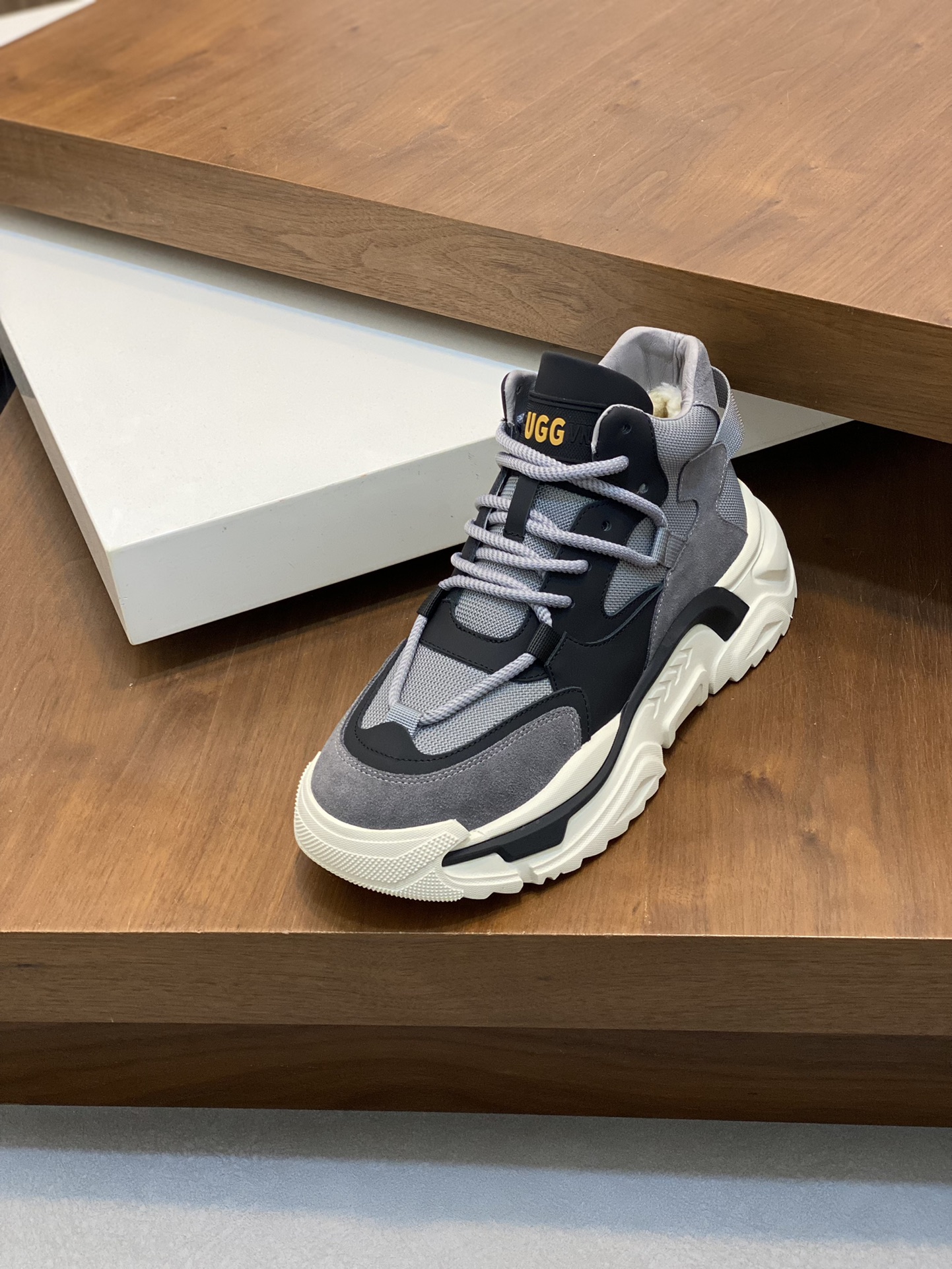 Factory precio UGG encaje hasta suela gruesa deportes zapatos de los hombres. Sentido de la moda de 