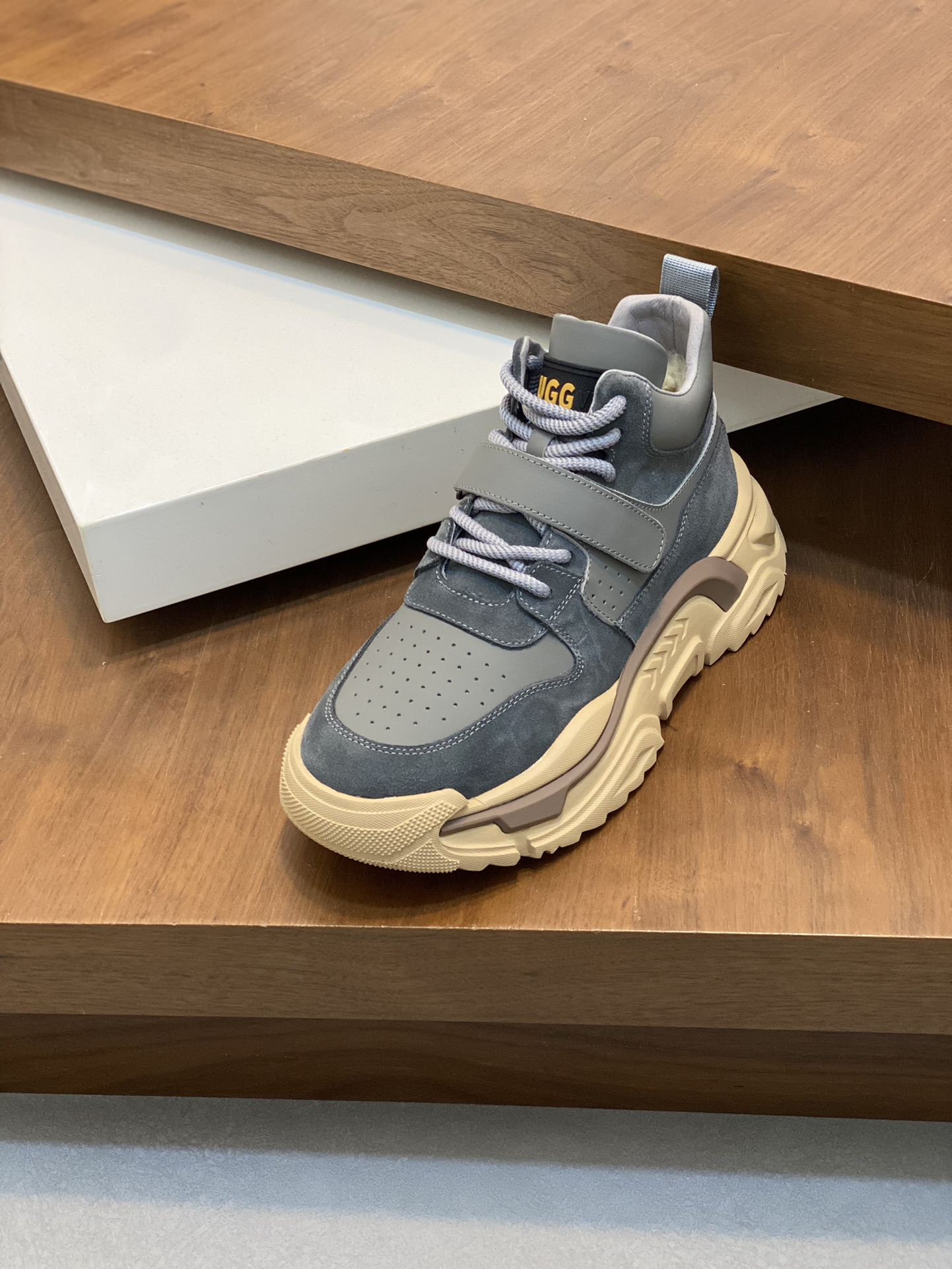 Factory precio UGG encaje hasta suela gruesa deportes zapatos de los hombres. Sentido de la moda de 