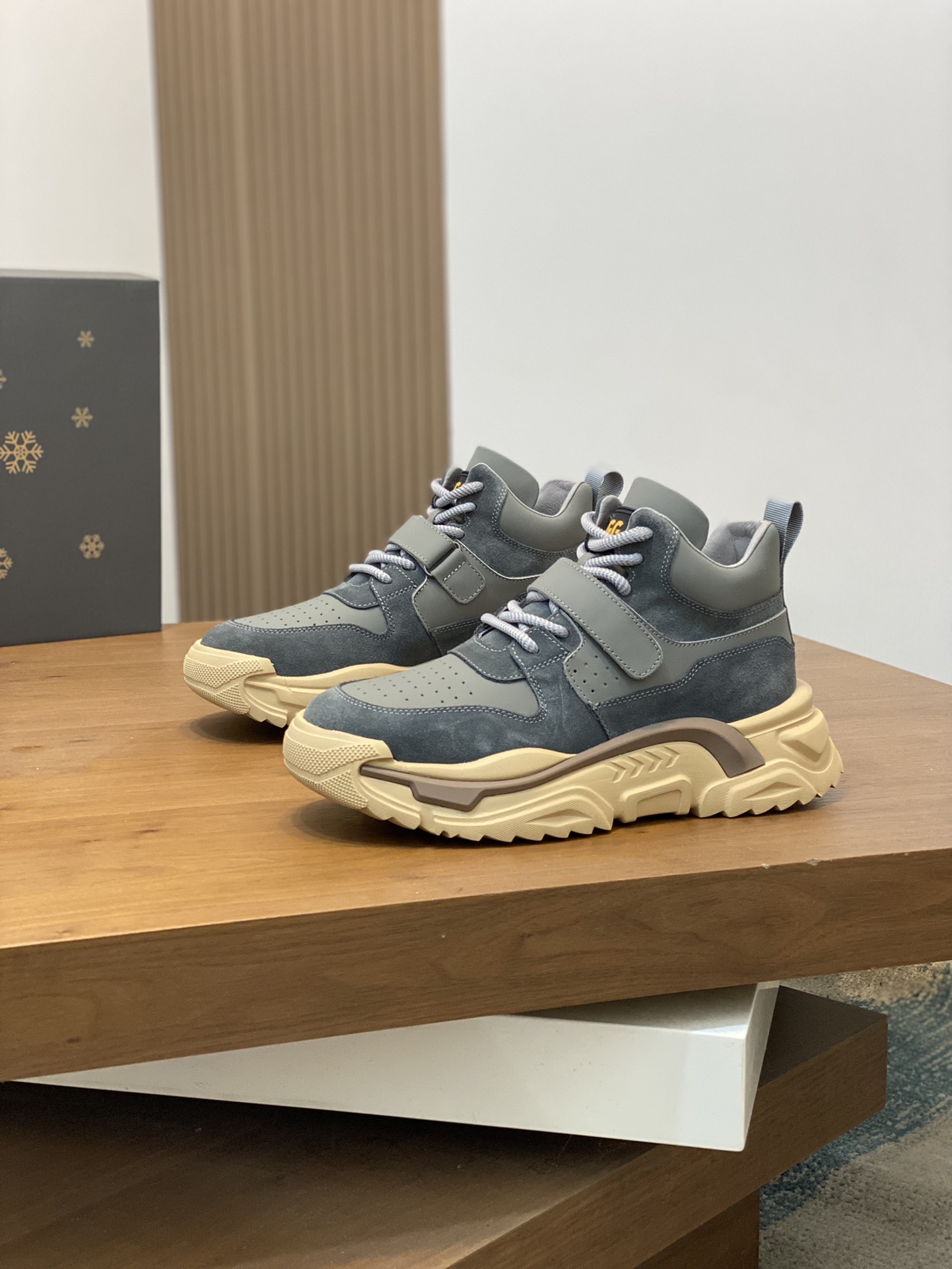 Factory precio UGG encaje hasta suela gruesa deportes zapatos de los hombres. Sentido de la moda de 