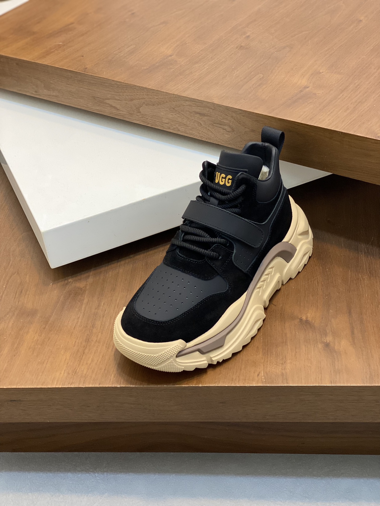 Factory precio UGG encaje hasta suela gruesa deportes zapatos de los hombres. Sentido de la moda de 