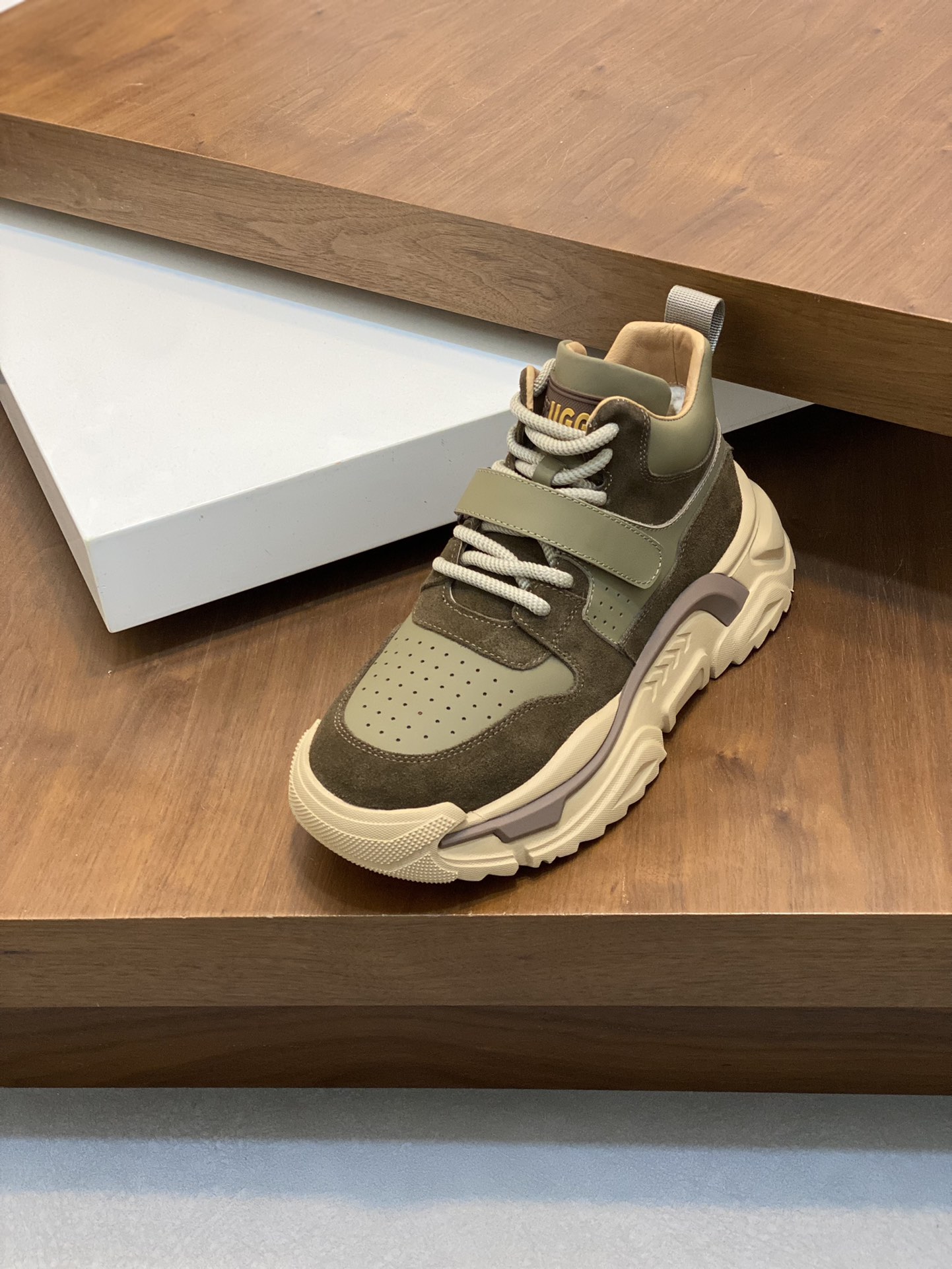 Factory precio UGG encaje hasta suela gruesa deportes zapatos de los hombres. Sentido de la moda de 
