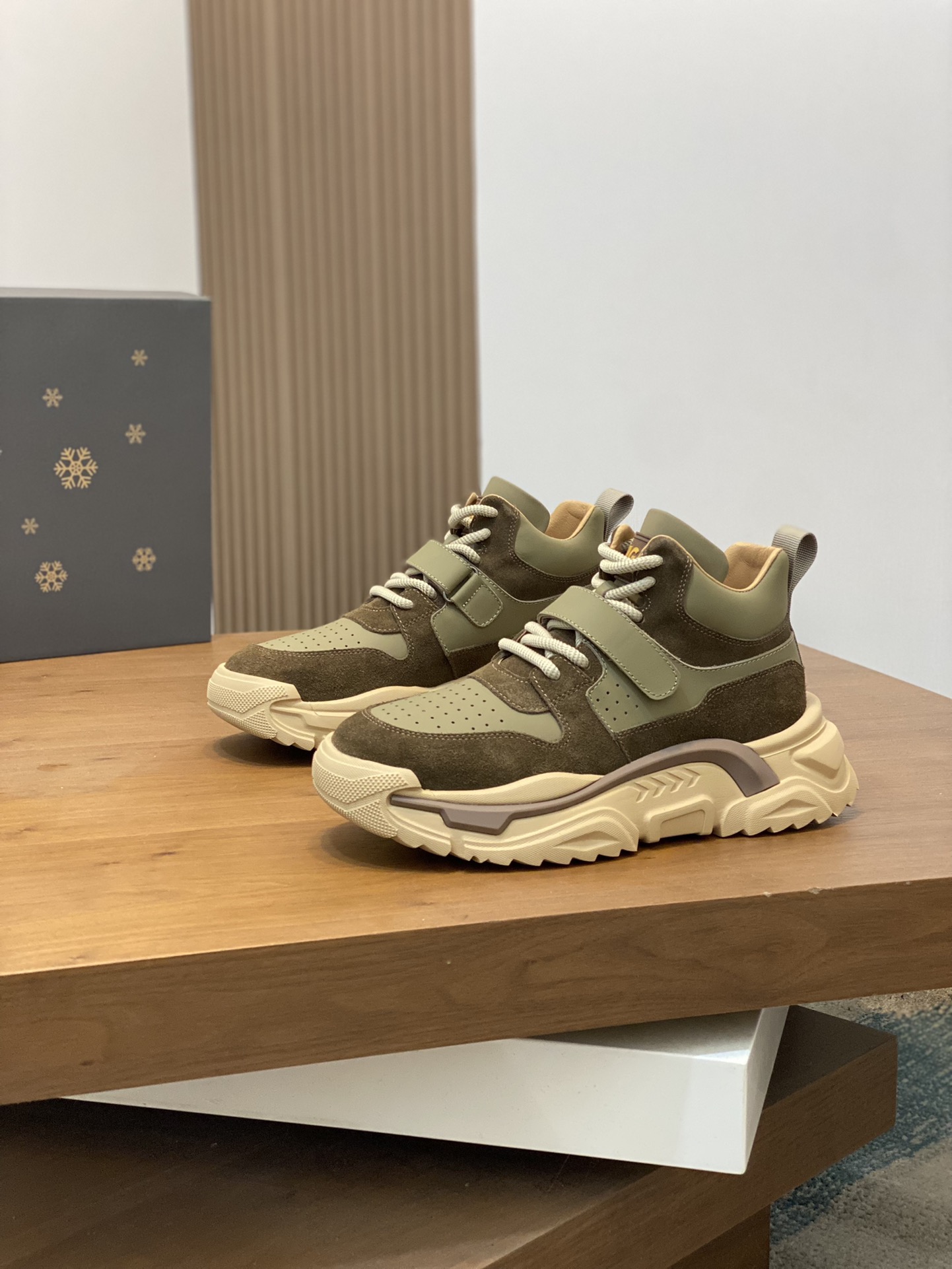 Factory precio UGG encaje hasta suela gruesa deportes zapatos de los hombres. Sentido de la moda de 