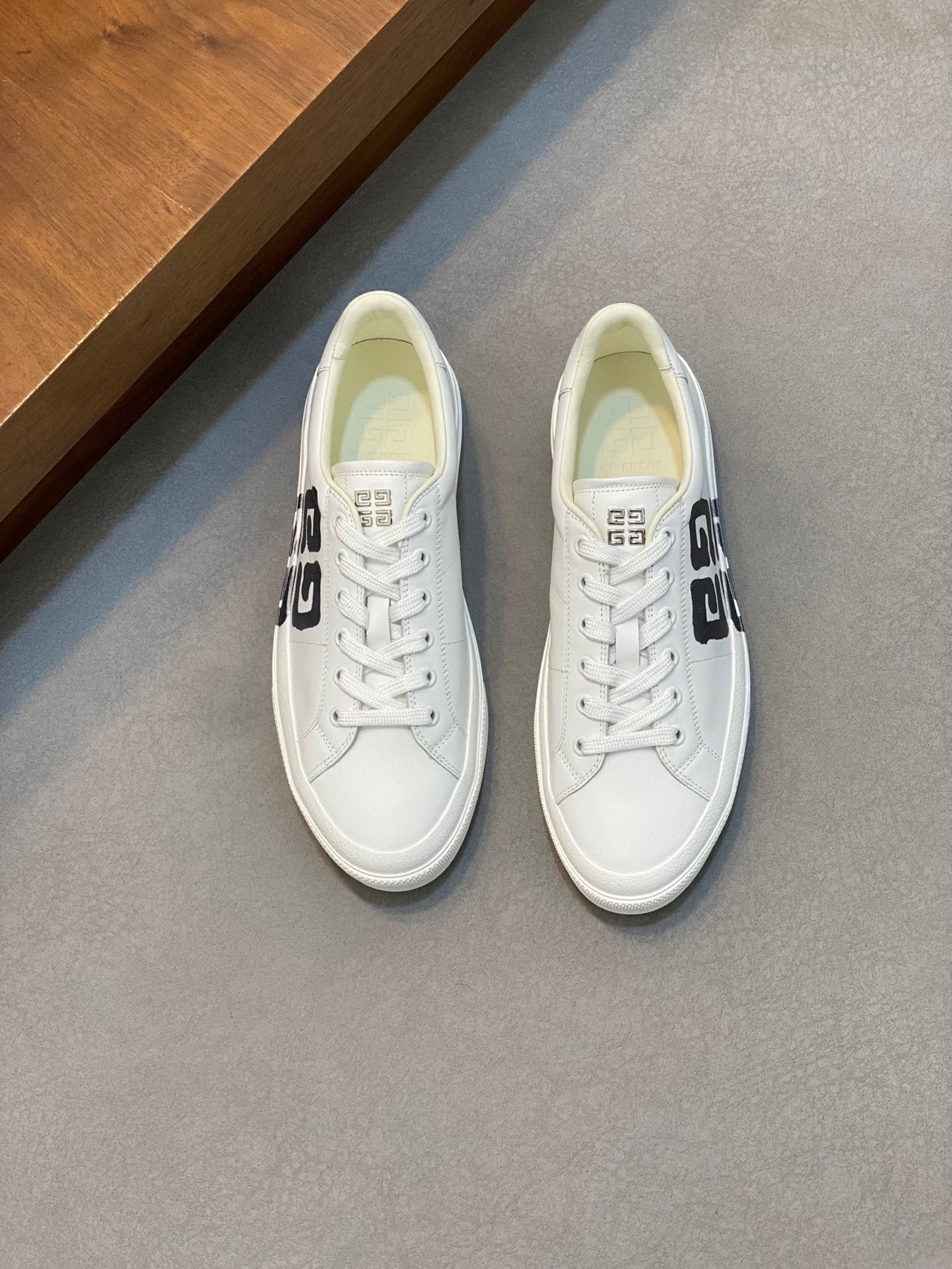 NO:220102,Gv *y~ Brand new GIV 1 men's low-top jogging sneakers, imported toe-layer cowhide, upper punched design, breathable and comfortable, tongue stamping 4G LOGO embroidery, TPU light sole, handsome and stylish on the foot, enhance height and enhance aura, simple, fashionable and versatile boutique!  Size39-44 (38.45 custom made),,sneakers,cowhide19860909Gv *y～全新GIV 1男士低帮慢跑运动鞋,进口头层牛皮,鞋面冲孔设计,透气舒适,舌压印4G LOGO刺绣,TPU轻型鞋底,上脚效果帅气有型,增高提升气场,简约时尚百搭精品！ Size39-44（38.45定做）,,sneakers,cowhide,Men's shoes