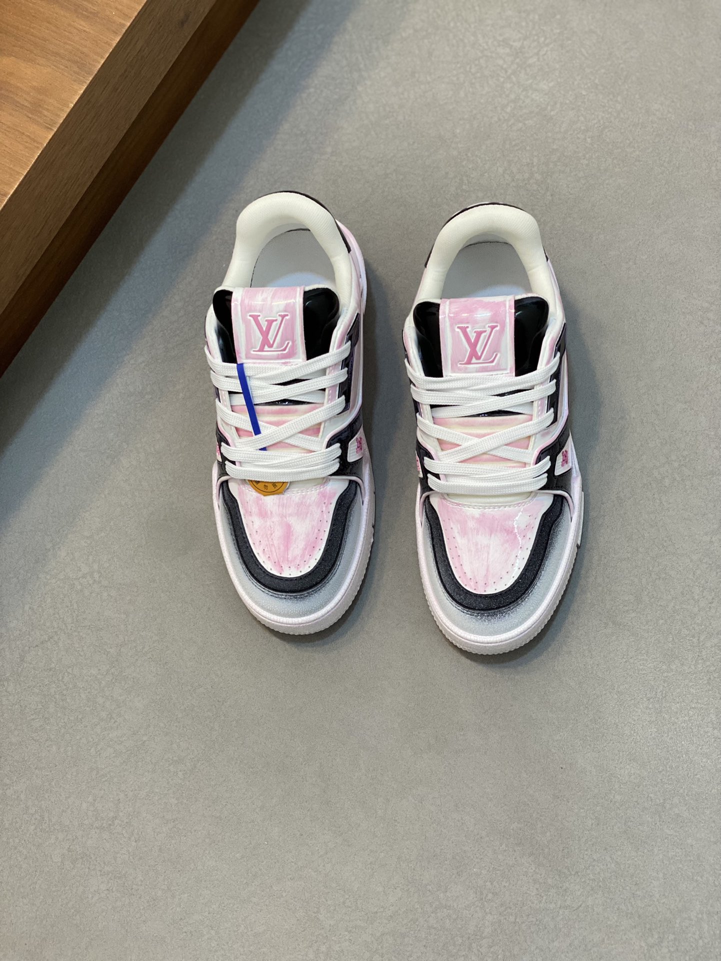 NO:219844,L. v TRAINER couples wash gradient sneakers, heavy industry creates a special edition. It uses water-dyed calfskin washing process, exquisite items, and the back #54 logo is the birth of the brand. In 1854, the artistic director of men's clothing, Virgil Abloh, handwritten Louis Vuitton logo embellishes one side. The water-dyed gradient has a unique flavor, mesh inner thickened foot pads, classic lv sports shoes, extremely comfortable and very fashionable, full set of original box packaging!  Size35-45 (45 46 custom made), louis vuitton,louis vuitton,sneakers,cowhide19860909L. v TRAINER 情侣款水洗渐变运动鞋 重工打造特别版 采用水染小牛皮水洗工艺,精致单品,后部 #54 标识遥望品牌诞生的 1854 年,男装艺术总监 Virgil Abloh 手写体路易威登标识点缀一侧.水染渐变别有一番风味,网布内里 加厚垫脚,经典lv运动板鞋,舒适度极高,同时极具潮味,全套原盒包装！ Size35-45（45 46定做）,,louis vuitton,louis vuitton,sneakers,cowhide,Men's shoes