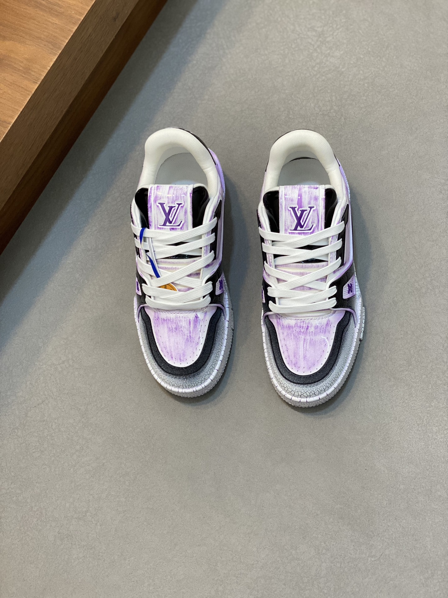 NO:219853,L. v TRAINER couples wash gradient sneakers, heavy industry creates a special edition. It uses water-dyed calfskin washing process, exquisite items, and the back #54 logo is the birth of the brand. In 1854, the artistic director of men's clothing, Virgil Abloh, handwritten Louis Vuitton logo embellishes one side. The water-dyed gradient has a unique flavor, mesh inner thickened foot pads, classic lv sports shoes, extremely comfortable and very fashionable, full set of original box packaging!  Size35-45 (45 46 custom made), louis vuitton,louis vuitton,sneakers,cowhide19860909L. v TRAINER 情侣款水洗渐变运动鞋 重工打造特别版 采用水染小牛皮水洗工艺,精致单品,后部 #54 标识遥望品牌诞生的 1854 年,男装艺术总监 Virgil Abloh 手写体路易威登标识点缀一侧.水染渐变别有一番风味,网布内里 加厚垫脚,经典lv运动板鞋,舒适度极高,同时极具潮味,全套原盒包装！ Size35-45（45 46定做）,,louis vuitton,louis vuitton,sneakers,cowhide,Men's shoes