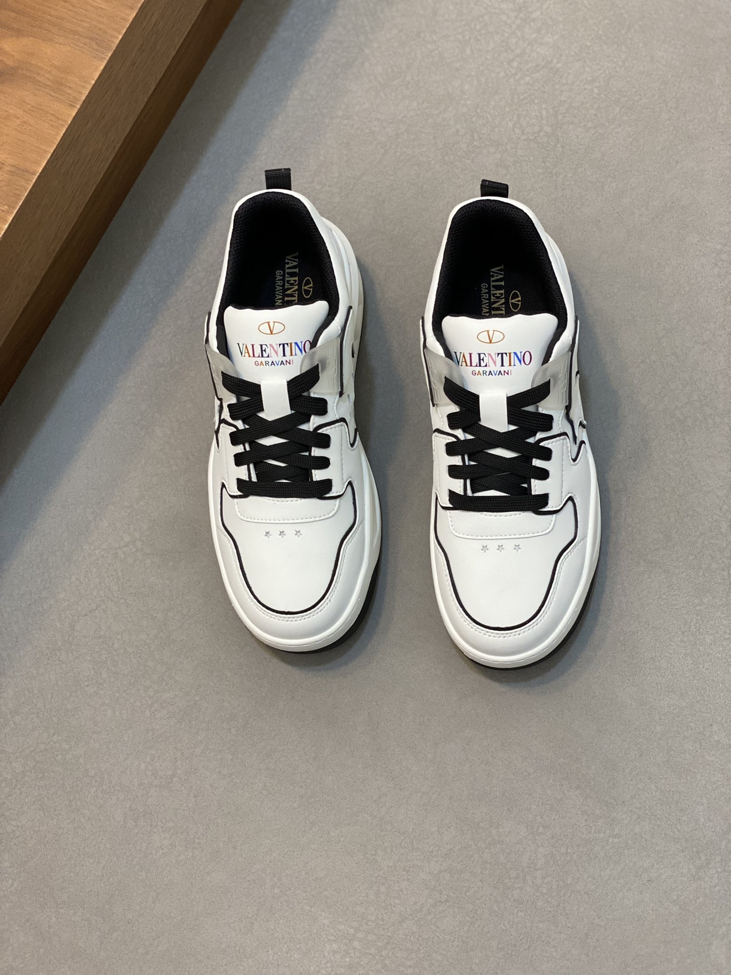 NO:221266,VLTN Warren Sports Shoes Series New Couple Sports Shoes are on sale. The original ZP is being purchased and disassembled. Repeated version and modification. The force must be restored one to one!  Top luxury masterpiece Signature Willow nail design Soft and comfortable real sheepskin brings excellent elegant texture and excellent comfort on the feet Top purchasing version upper imported calfskin surface/original oil edge craftsmanship Inner water dye cowhide inner lining original development two-color combination sole packaging original configuration full set of packaging Size 39-44 (38.45, customized), valentino, sneakers, cowhide, sheepskin19860909VLTN华伦 运动鞋系列 新款情侣运动鞋 火爆发售. 原版ZP入购拆解. 反复打版调改. 力要一比一还原！顶级奢华力作 招牌柳钉设计 柔软舒适的真羊皮 带来卓越优雅的质感 与极佳的上脚舒适感 顶级代购版本鞋面进口小牛皮面/原版油边工艺 内里水染牛皮内里 大底原版开发双色组合大底 包装原版配置全套包装 码数男39-44（38.45、订做）,,valentino,sneakers,cowhide,sheepskin,Men's shoes