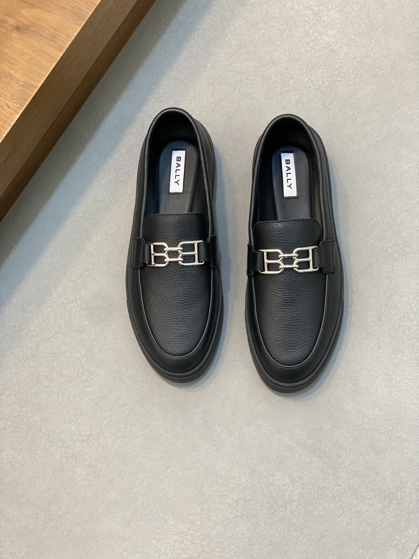 NO:221261,BALLY new popular PAIPEL men's shoes, unique brand logo design, fashionable and versatile, lychee pattern cowhide, leather feels super comfortable, front decorative stripe buckle details, original spiral stripe fragrance rubber non-slip grip wear-resistant sole, with original packaging box, size 39-40-41-42-43-44 Normal leather shoes size,,bally,cowhide19860909BALLY巴利新爆款PAIPEL一脚蹬男鞋 独特的品牌标志设计 时尚百搭 荔枝纹牛皮面 皮质手感超级舒服 正面饰stripe搭扣细节 原厂螺旋式条纹香味橡胶防滑抓地耐磨大底 配原版包装盒 码数39-40-41-42-43-44 正常皮鞋尺码,,bally,cowhide,Men's shoes