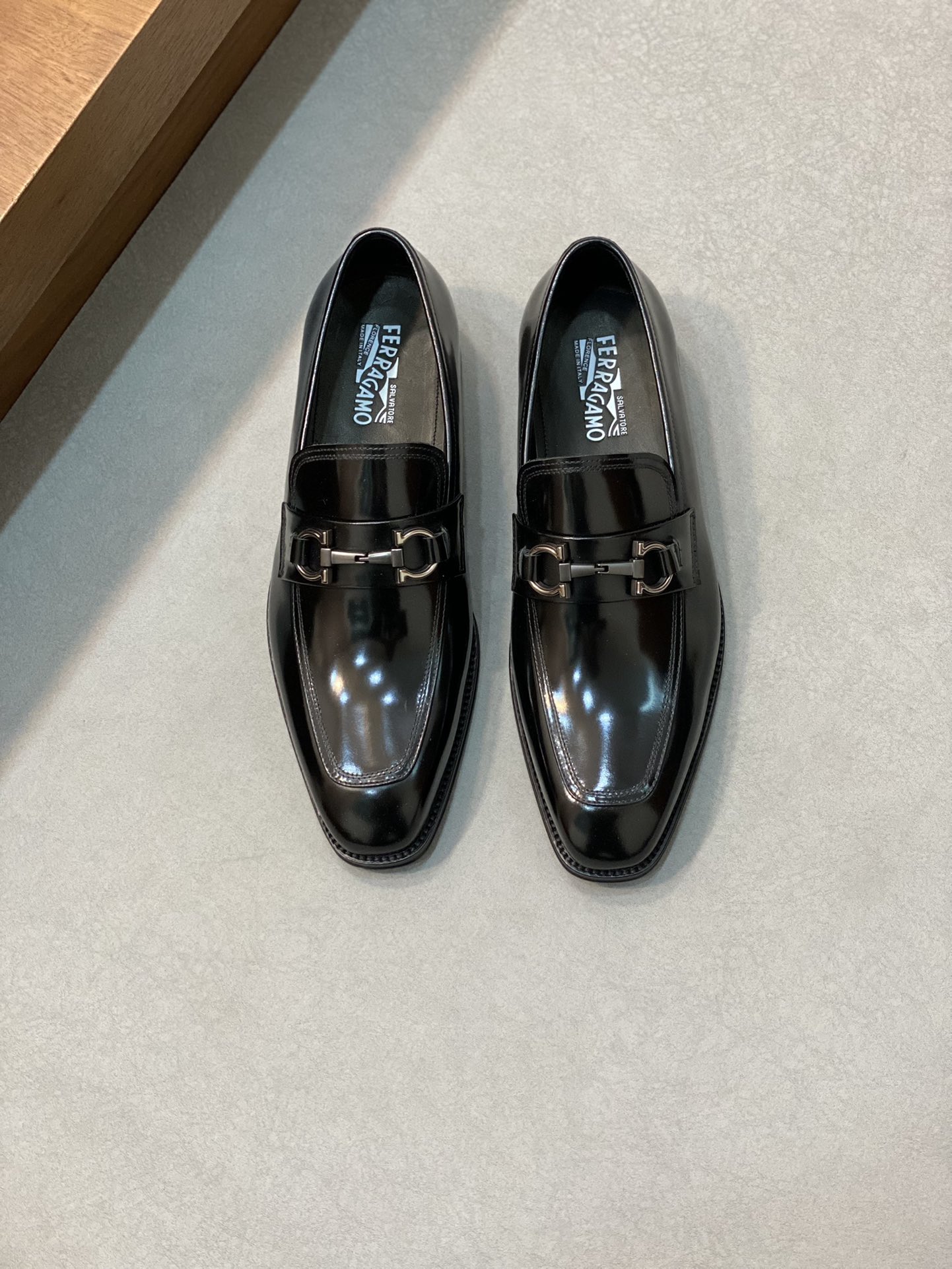 NO:219813,Ferragam*—Ferragam men's formal business leather shoes top quality, exclusively available. This leather shoes are made of imported calfskin, giving unique texture, simple shoe shape, classic shape, and unique personality. Paired with handmade leather soles, create a retro effect. Through many different techniques, professional shoemakers spent several hours to make it carefully to create a sturdy, wear-resistant, flexible and comfortable shoe. Inside water dyed cowhide, silver-silver logo cowhide soft foot pad, complete original box packaging, counter quality. Size 39-44 (38 45 46 can be customized), ferragamo, ferragamo, cowhide19860909Ferragam*—菲拉格慕 男士正装商务皮鞋 顶级精品,独家发售. 这款皮鞋才有进口小牛皮制成,赋予独一无二的纹理,鞋型简约,造型经典,独具个性.搭配手工皮革鞋底,营造复古效果.经过多到道不同工艺,由专业制鞋工匠花费好几个小时手工精心制作而成,打造出坚固耐磨、灵活舒适的鞋履.内里水染牛皮,烫银徽标牛皮软脚垫, 配全套原盒包装,专柜品质. 码数39-44（38 45 46可订做）,,ferragamo,ferragamo,cowhide,Men's shoes