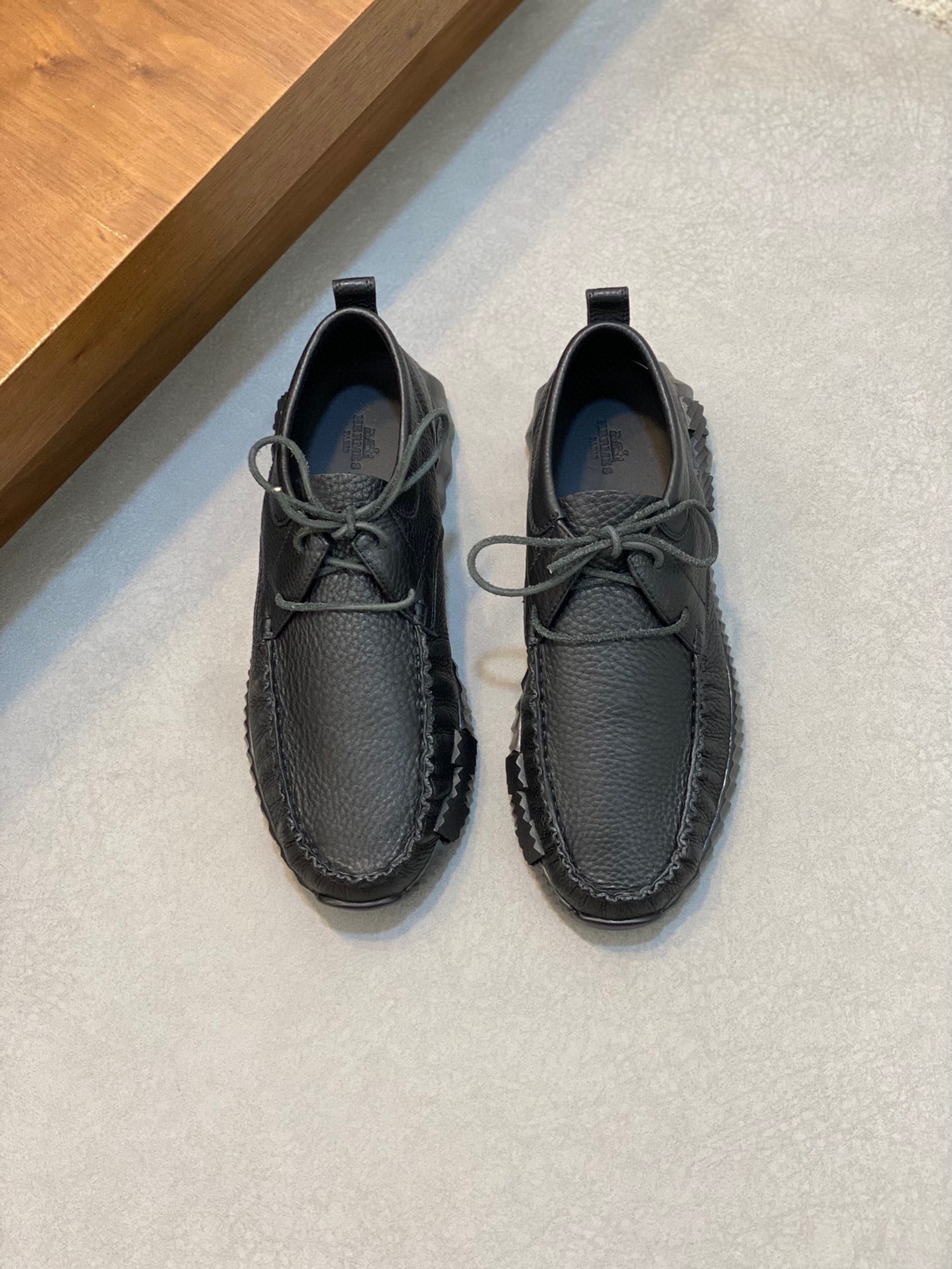 NO:221568,H Hermes Bouncing sneakers, men's casual sneakers, matte cowhide upper splicing, imported material, full texture, light sole decoration contrast pattern, creating a versatile and fashionable style. Size38-44 (45 customized), hermes, sneakers, cowhide19860909H爱马仕Bouncing运动鞋,男士休闲运动鞋,鞋面磨砂牛皮拼接打造,进口材质,质感十足,轻盈鞋底装饰撞色图案,打造百搭时尚风格.Size38-44（45订做）,,hermes,sneakers,cowhide,Men's shoes